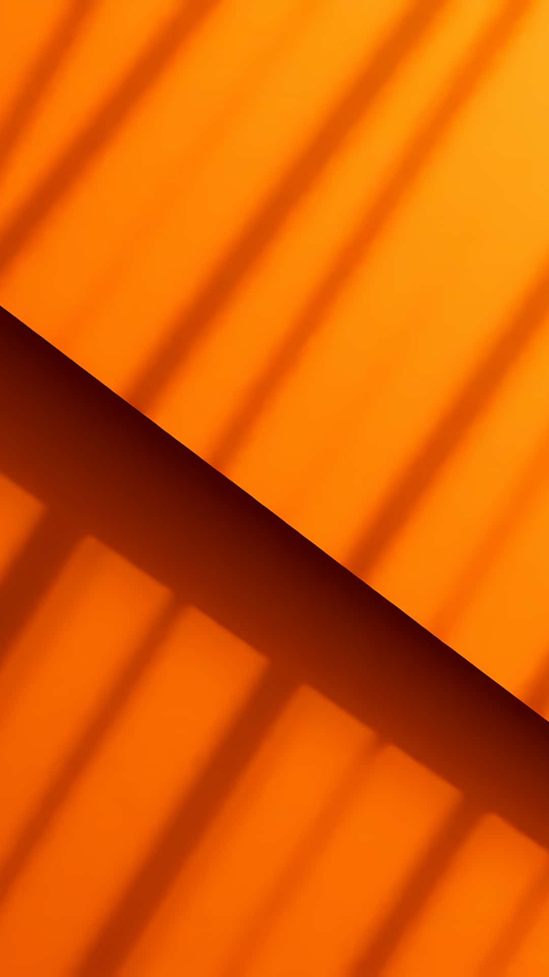 Minimalist Orange Background with Sunlight Shadows 壁紙 — 充滿活力的橙色牆壁沐浴在窗簾的對角線陰影中，營造出大膽的幾何對比。