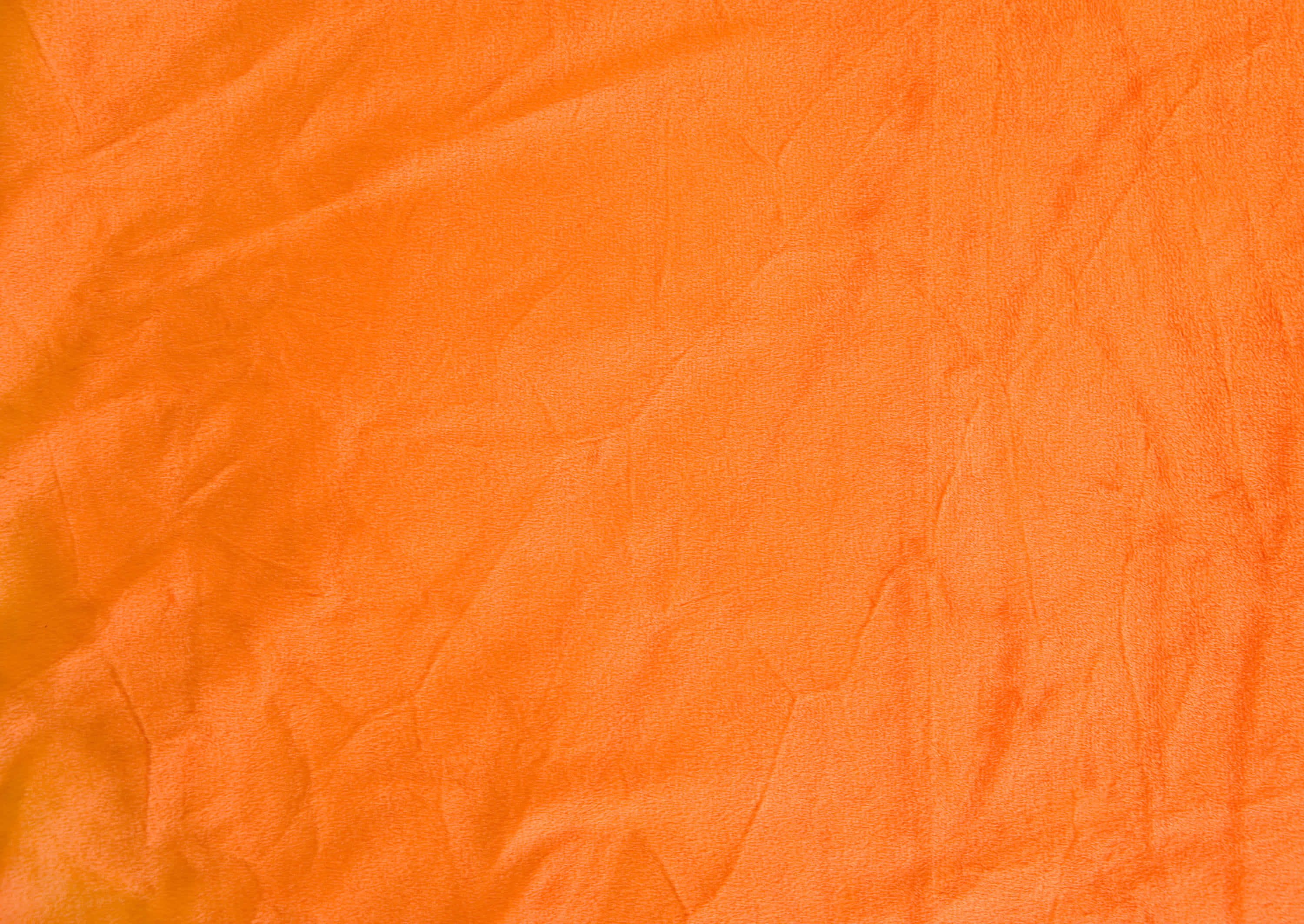 Light Orange 桌布 壁紙 — 充滿活力的橙色皺褶布料特寫，帶有柔軟的摺痕和細微的紋理變化。