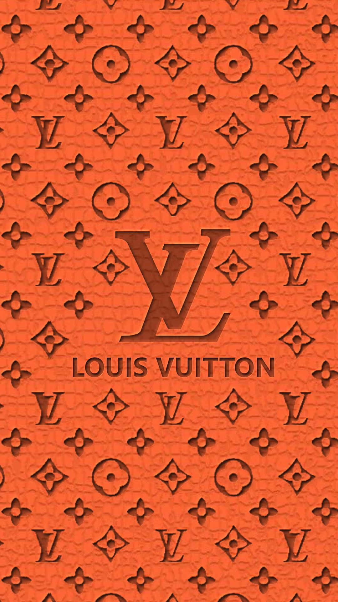 Louis Vuitton iPhone 桌布 壁紙 — 充滿活力的橙色紋理壁紙，帶有壓花路易威登字母組合圖案，中央有標誌和品牌名稱。
