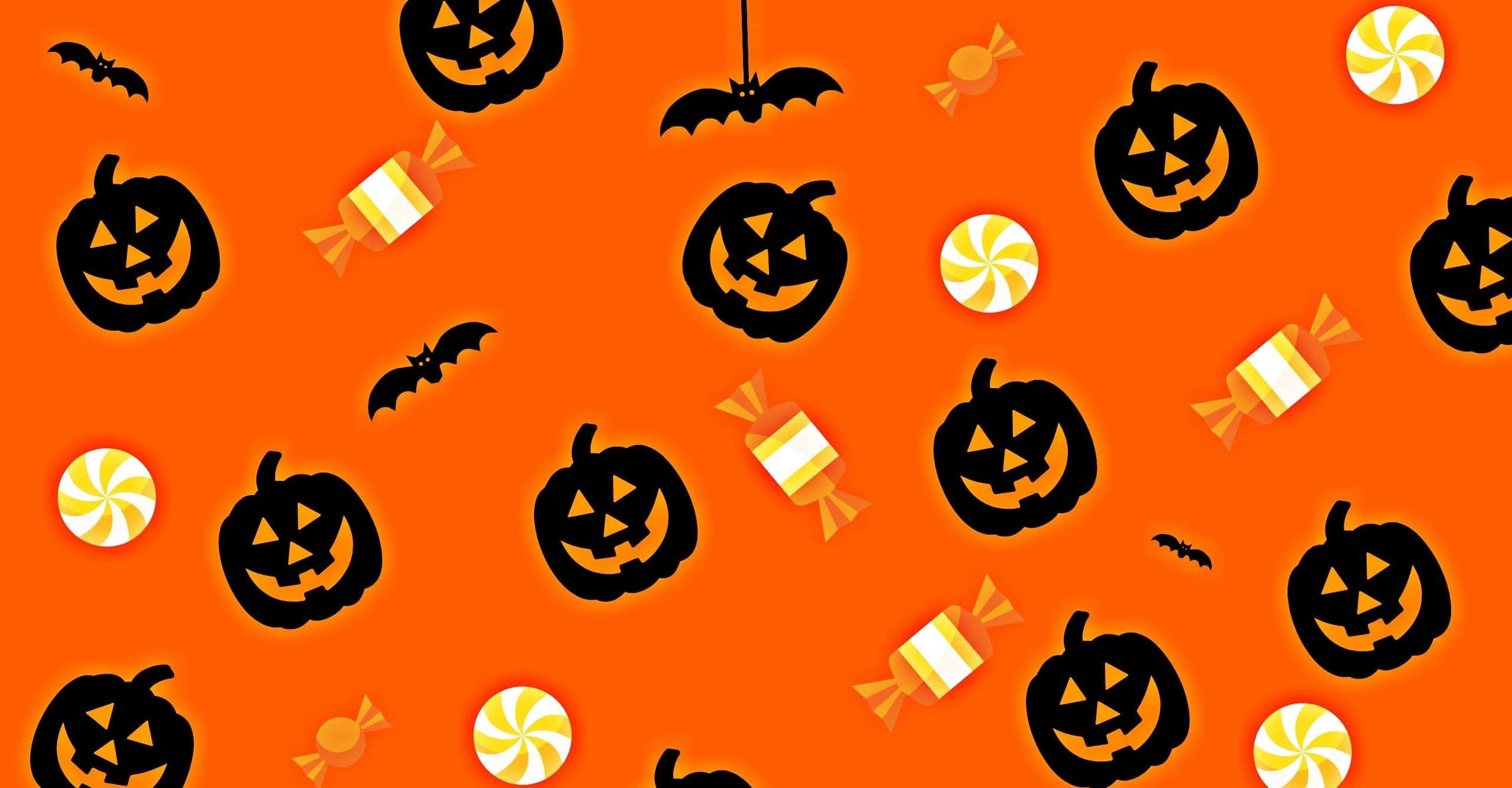 Orange Halloween 桌布 壁紙 — 充滿活力的橙色背景，佈滿黑色南瓜燈、糖果漩渦和蝙蝠的節日萬聖節圖案。