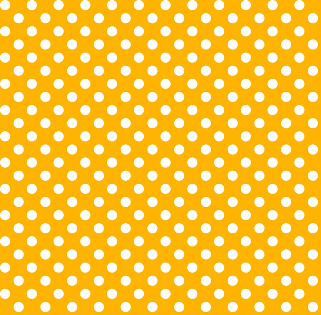 Yellow Polka Dot 桌布 壁紙 — 充滿活力的橙色背景，均勻分佈的白色圓點營造出歡快的重複圖案。