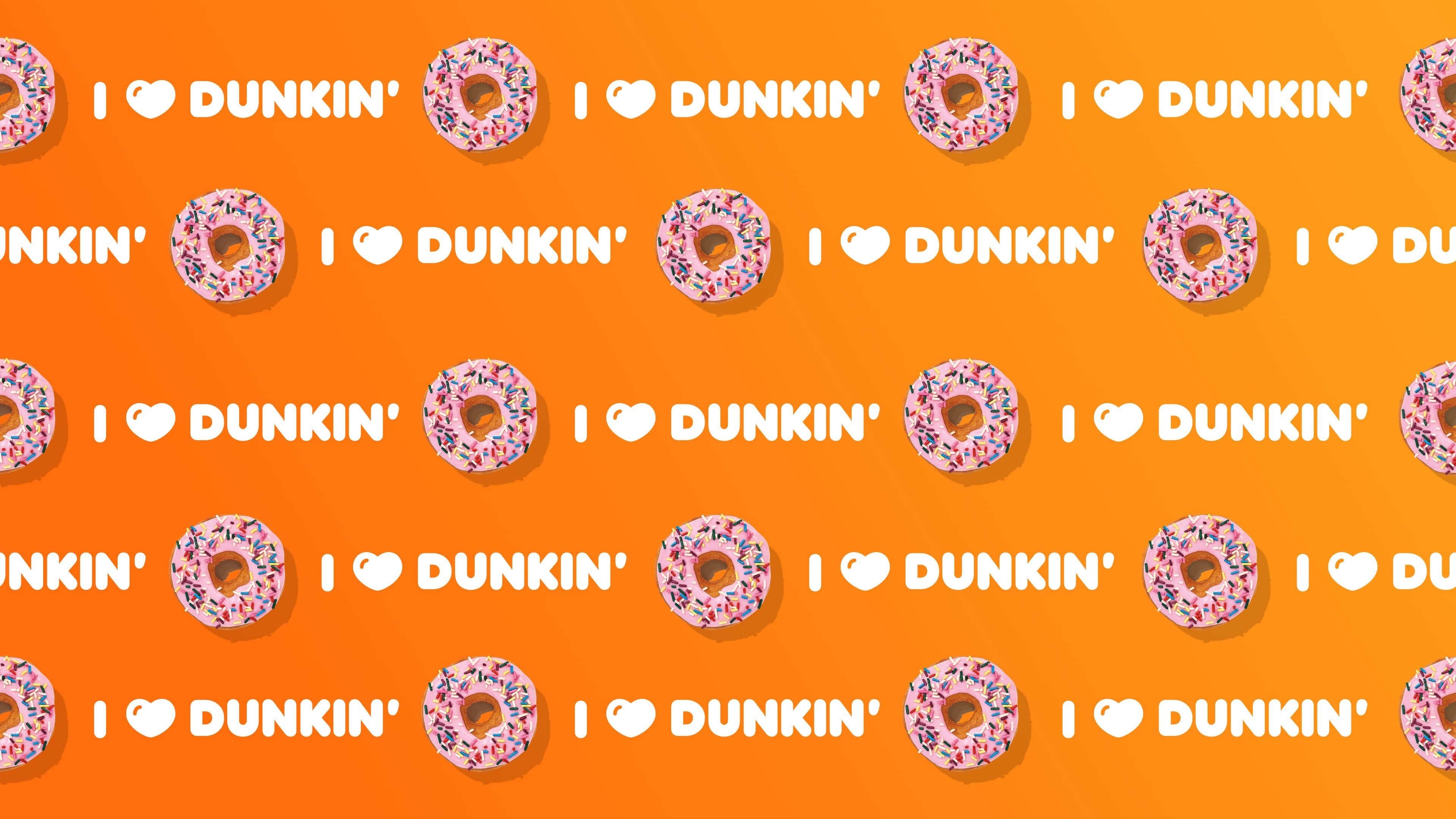 Dunkin Donuts 桌布 壁紙 — 充滿活力的橙色背景，重複的粉紅色糖霜甜甜圈和白色「I ❤️ DUNKIN」文字。
