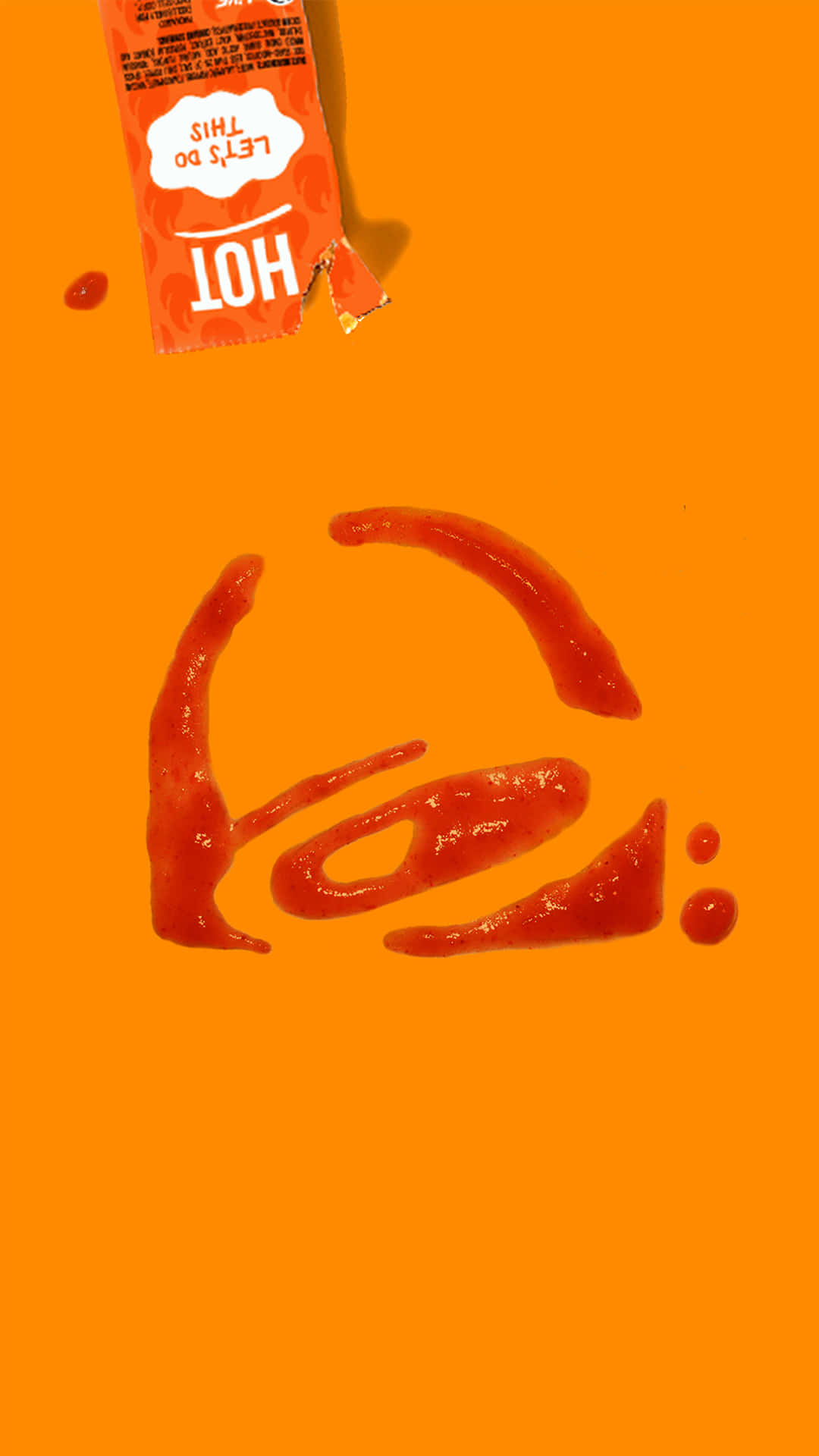Chill Aesthetic 桌布 壁紙 — 充滿活力的橙色背景上，有一個撕開的辣醬包，紅色醬汁以大膽的抽象形狀濺在下方。