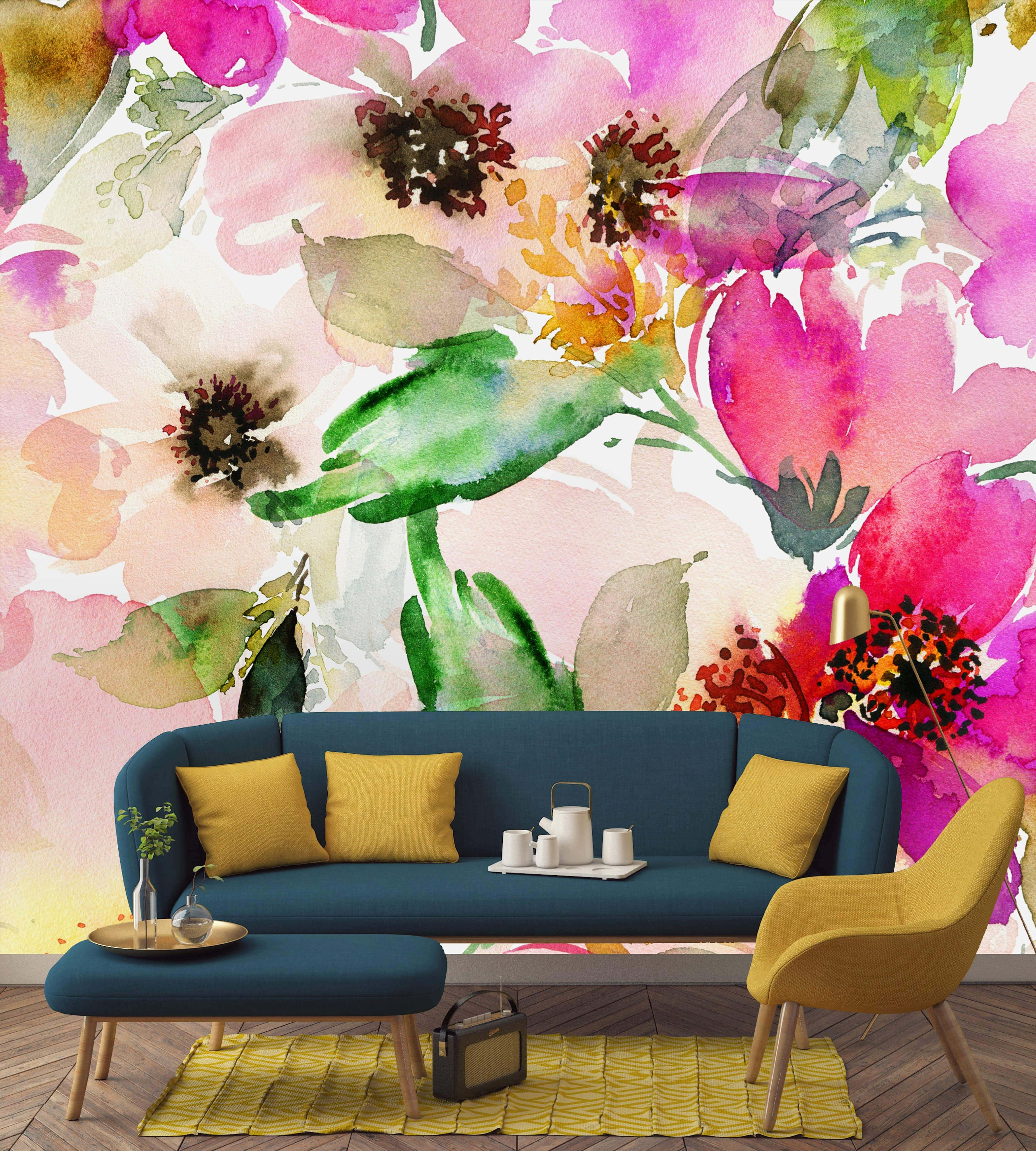 Painting 桌布 壁紙 — 充滿活力的水彩花卉壁紙，在現代藍色沙發和黃色椅子後面綻放出粉紅色、洋紅色和綠色的花朵。