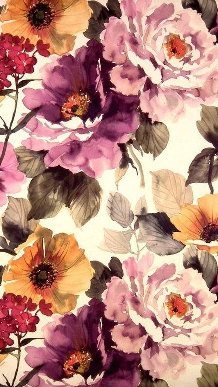 花卉 桌布 壁紙 — 充滿活力的水彩花朵，紫色、粉紅色和橙色在帶有深色葉子的奶油色背景上綻放。
