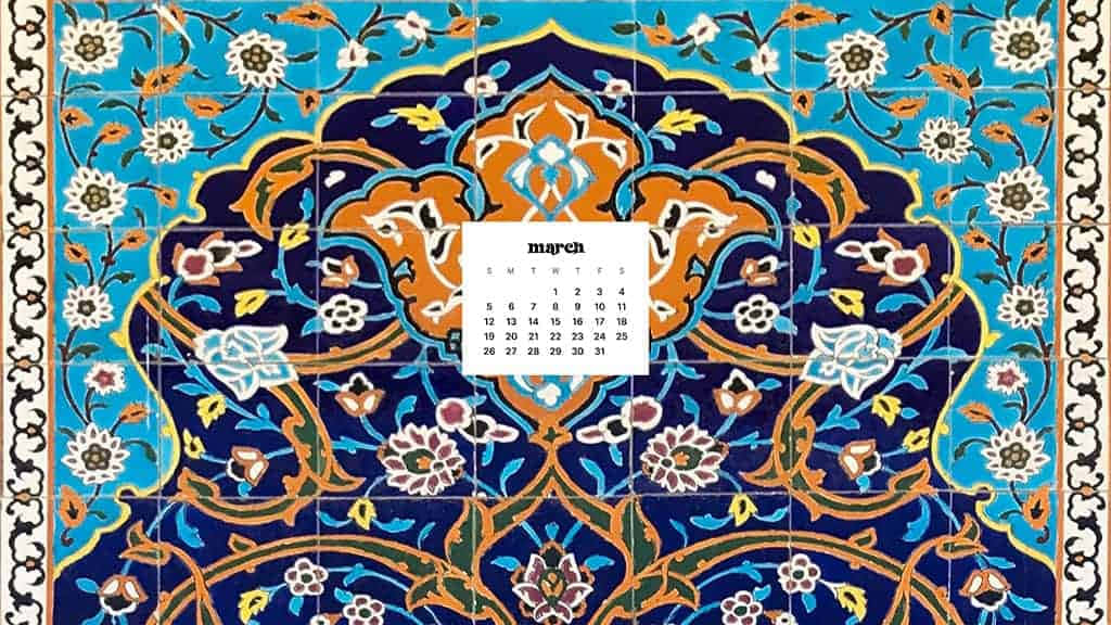 March Desktop 桌布 壁紙 — 充滿活力的波斯瓷磚三月月曆，在深藍色背景上呈現藍色、橙色和白色的精緻花卉圖案。