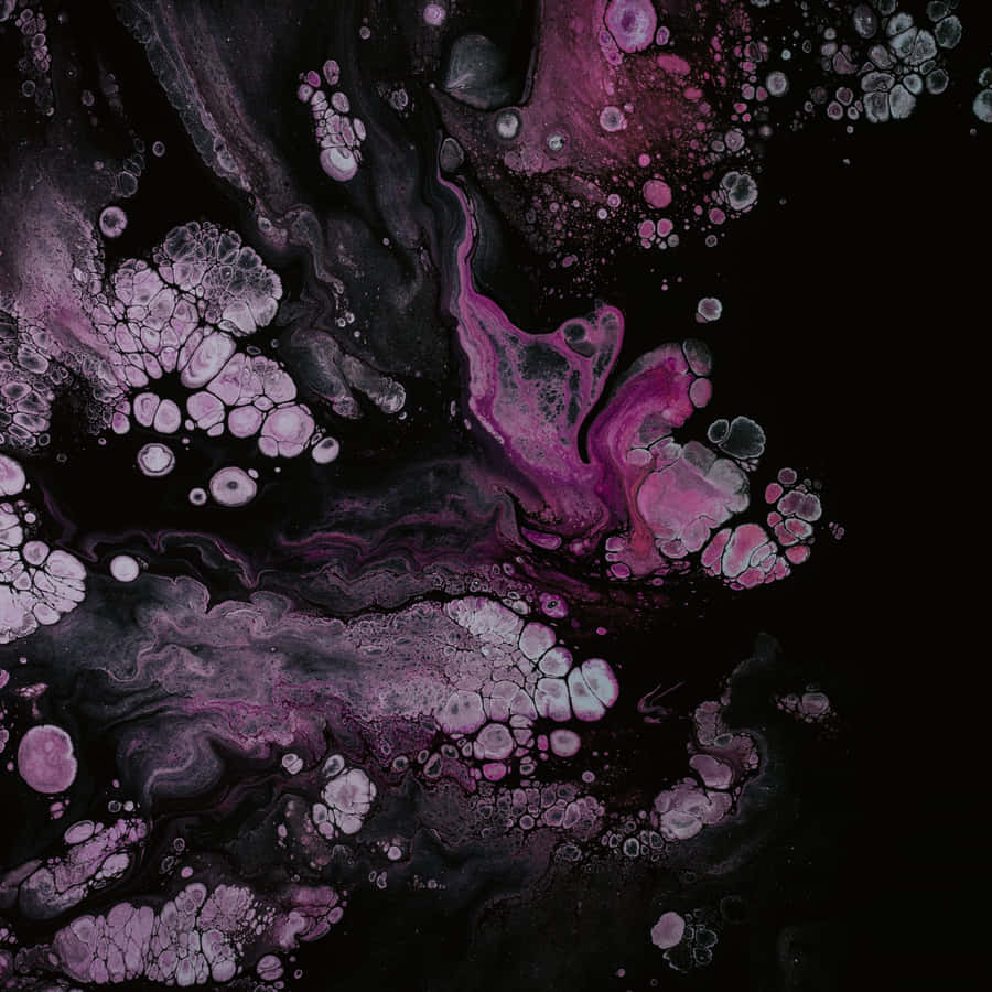 Pink iPad Pro 桌布 壁紙 — 充滿活力的洋紅色和薰衣草色墨水流淌在深黑色畫布上，形成迷人的抽象流體藝術構圖。