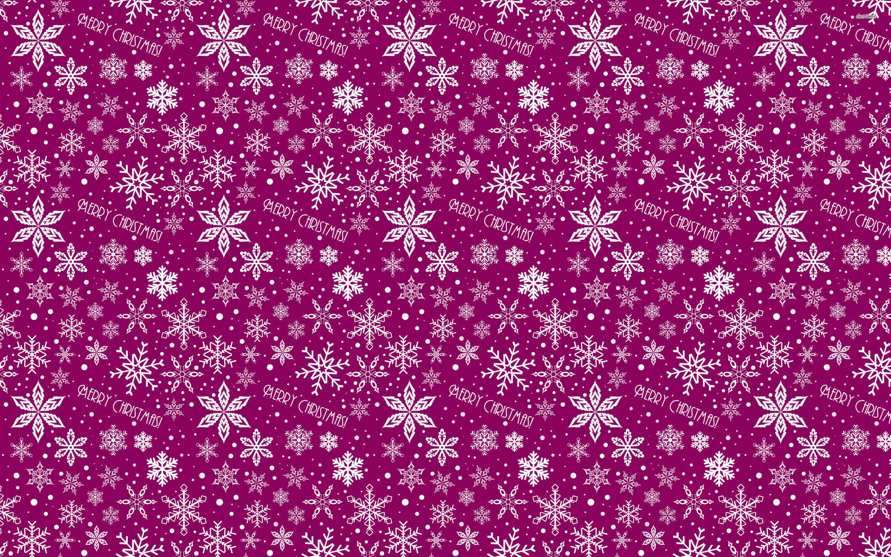 Christmas Pattern 桌布 壁紙 — 充滿活力的洋紅色壁紙，飾有白色雪花和重複的「聖誕快樂」文字，呈現節日圖案。