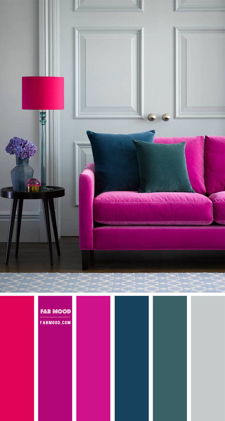 Interior Design 桌布 壁紙 — 充滿活力的洋紅色天鵝絨沙發搭配青綠色枕頭，旁邊放著粉紅色燈和紫色花朵，現代室內設計。