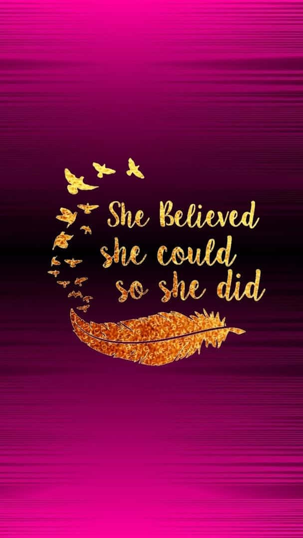 She Believed She Could 桌布 壁紙 — 充滿活力的洋紅色漸變桌布，金色閃粉文字寫著「She Believed she could so she did」，周圍環繞著飛鳥和羽毛。