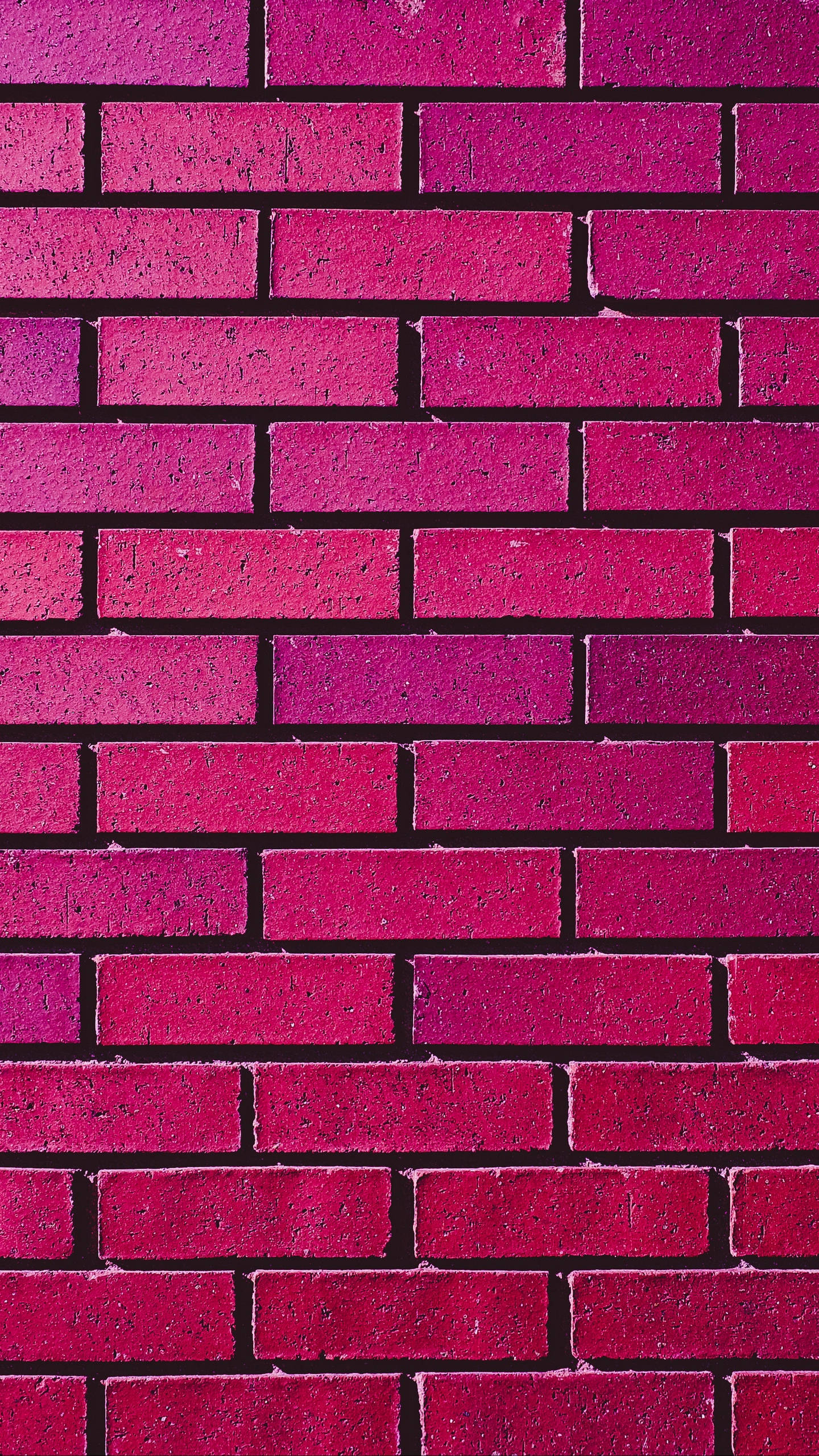 Brick 桌布 壁紙 — 充滿活力的洋紅色磚牆，帶有紋理灰泥線條和微妙的色彩漸變。