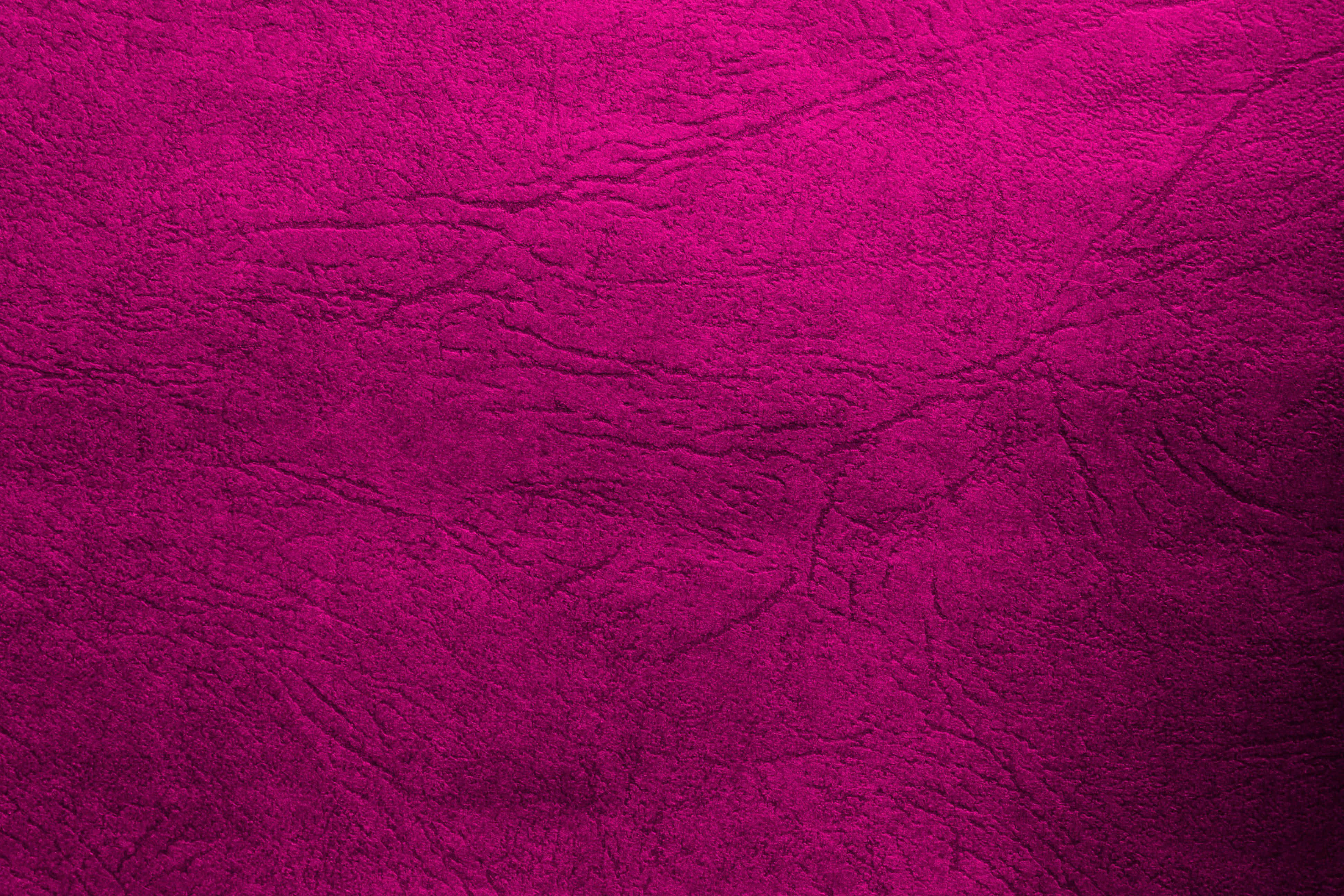 Dark Pink 桌布 壁紙 — 充滿活力的洋紅色紋理表面，帶有深皺褶和微妙的漸變照明。