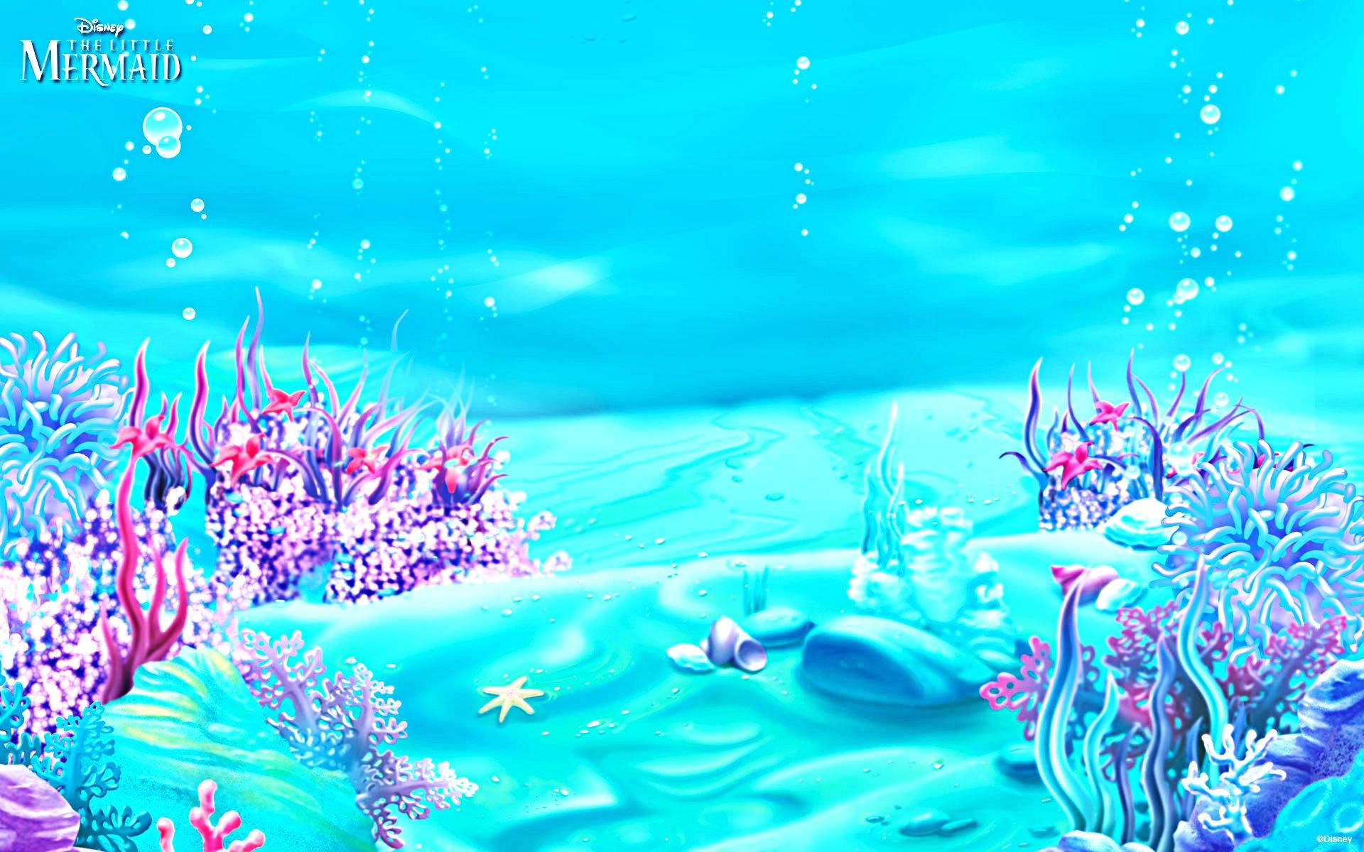 The Little Mermaid 桌布 壁紙 — 充滿活力的海底場景，在碧綠海水下有發光的珊瑚礁和散落的貝殼。