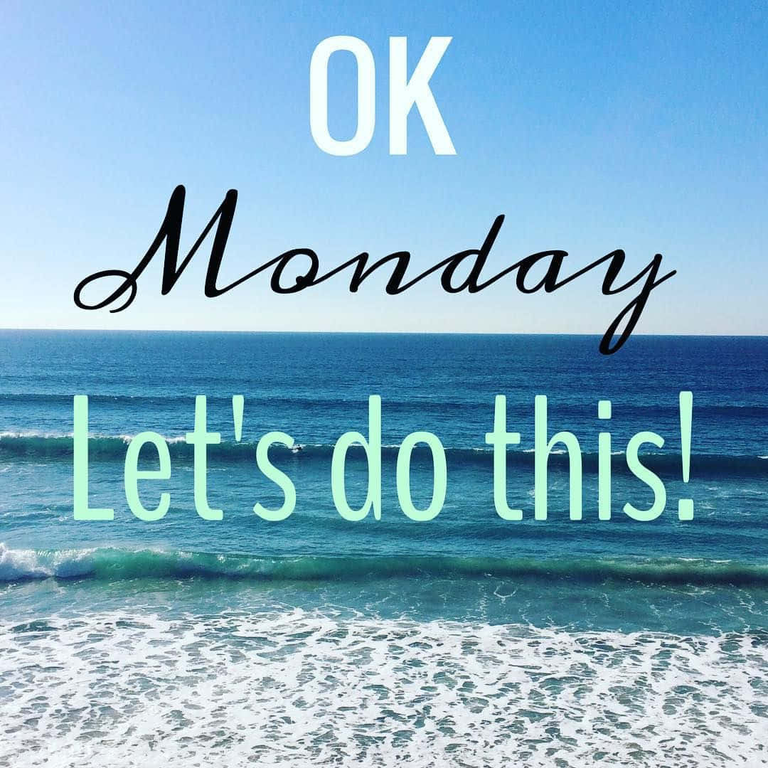 Monday 桌布 壁紙 — 充滿活力的海浪在清澈的藍天下拍打，配上大膽的勵志文字，鼓勵積極的星期一思維。