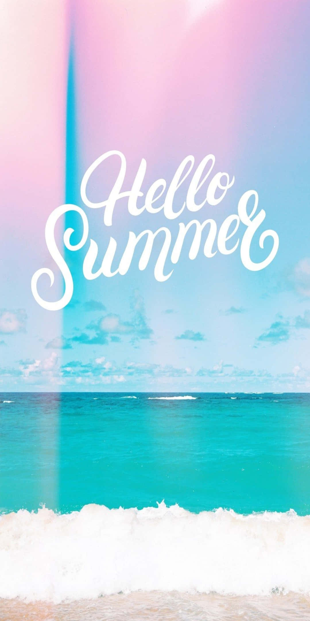 Pixel 3 Summer 桌布 壁紙 — 充滿活力的海灘場景，綠松石色的海浪在粉彩粉紅和藍色天空下拍打海岸，帶有「Hello Summer」文字。