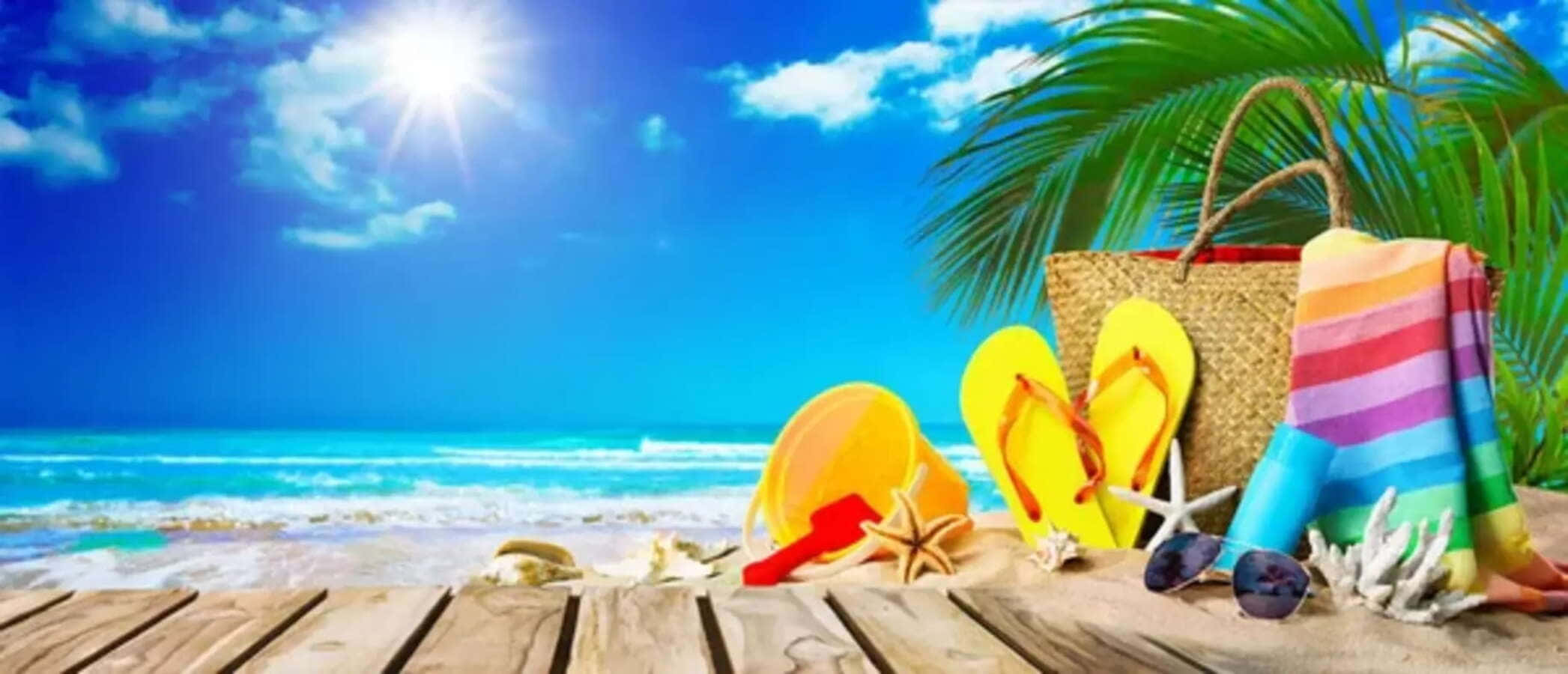 Beach Bag 桌布 壁紙 — 充滿活力的海灘場景，陽光照射的碧綠海浪、棕櫚葉和木甲板上的多彩夏季裝備。
