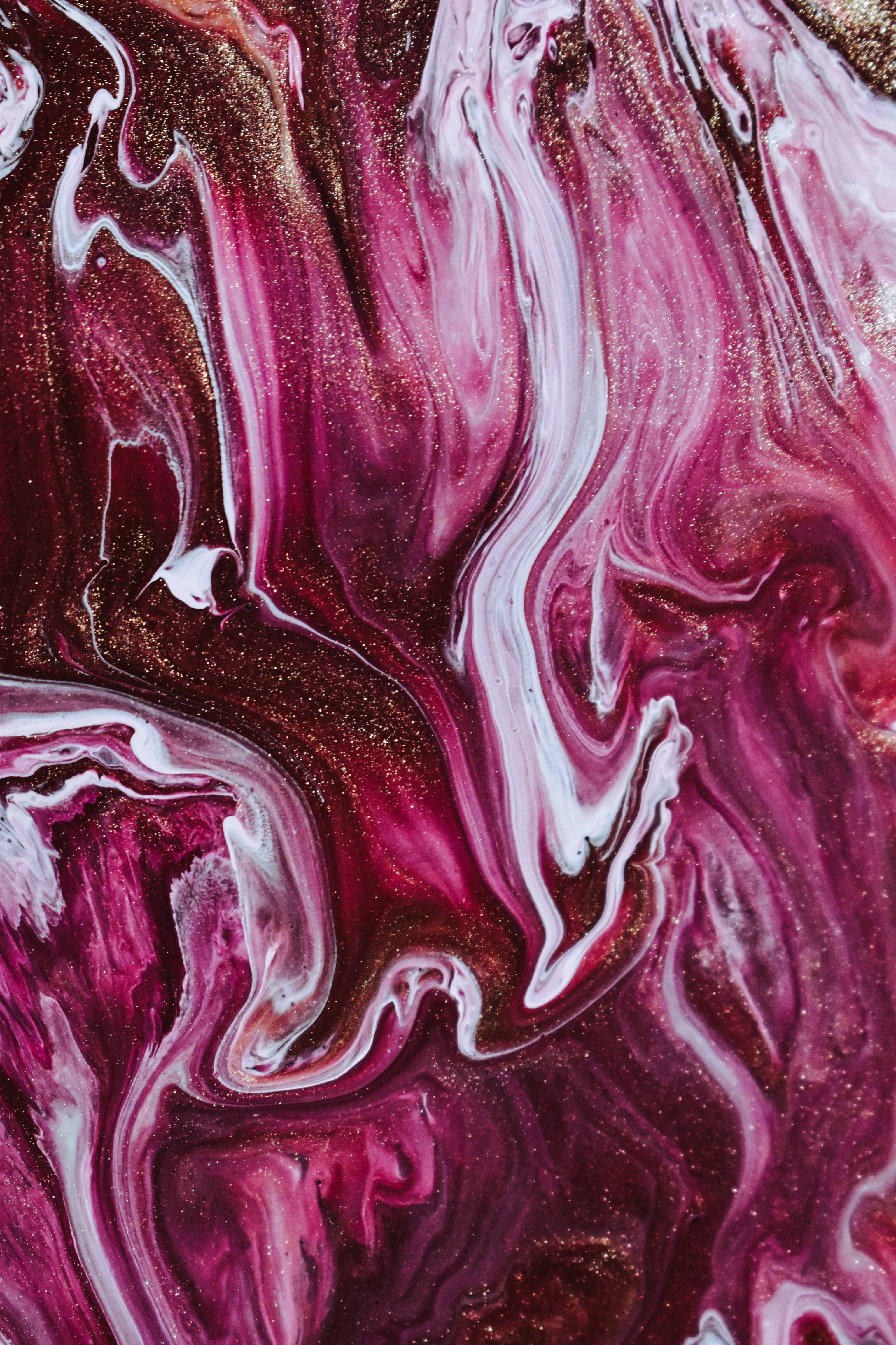 Paint Art 桌布 壁紙 — 充滿活力的漩渦大理石抽象藝術，帶有深洋紅色、白色和閃閃發光的金色條紋。