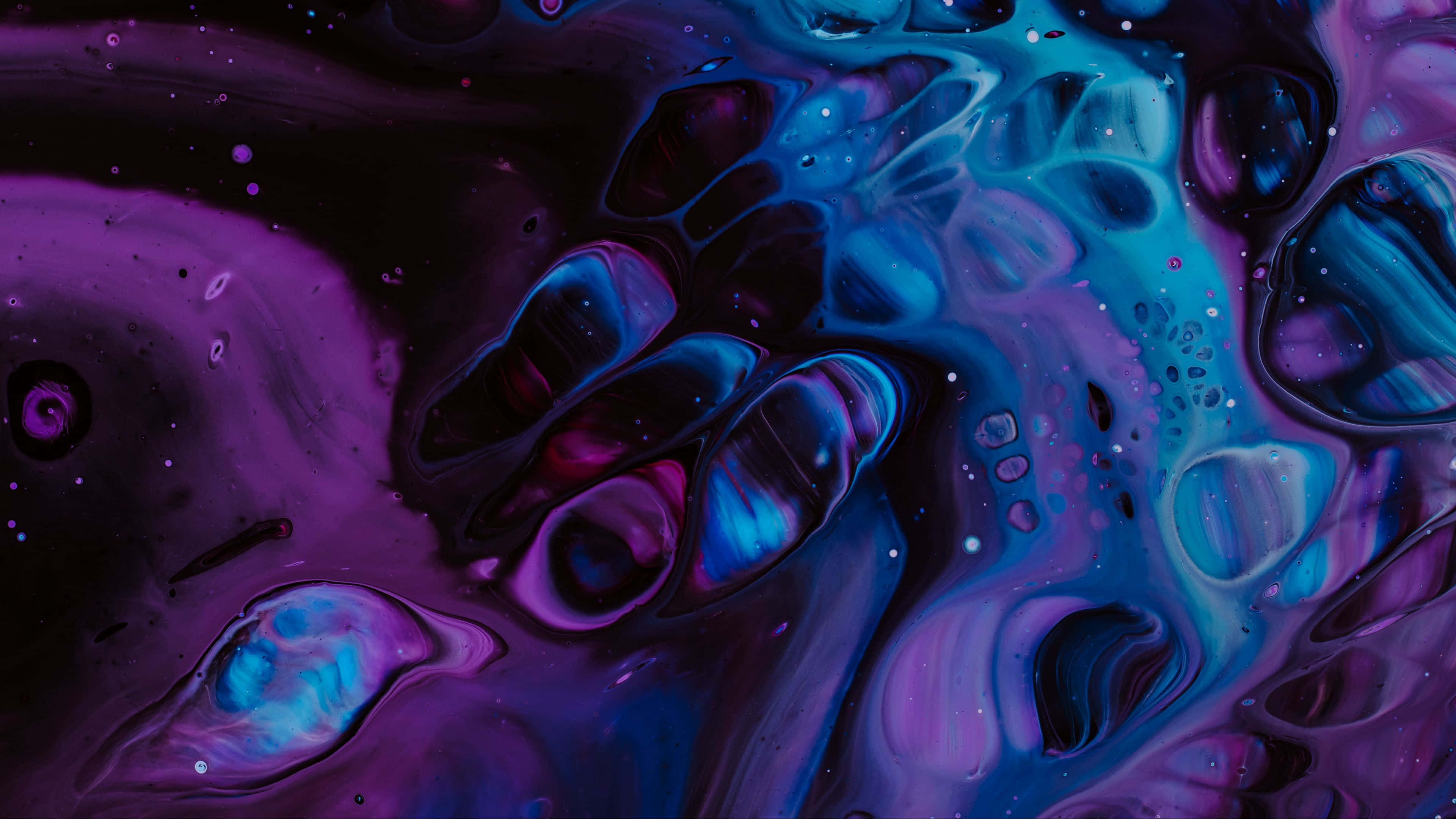 Blue And Purple 桌布 壁紙 — 充滿活力的漩渦抽象圖案，深紫色和電光藍色，帶有光澤的流體紋理和散落的白色斑點。