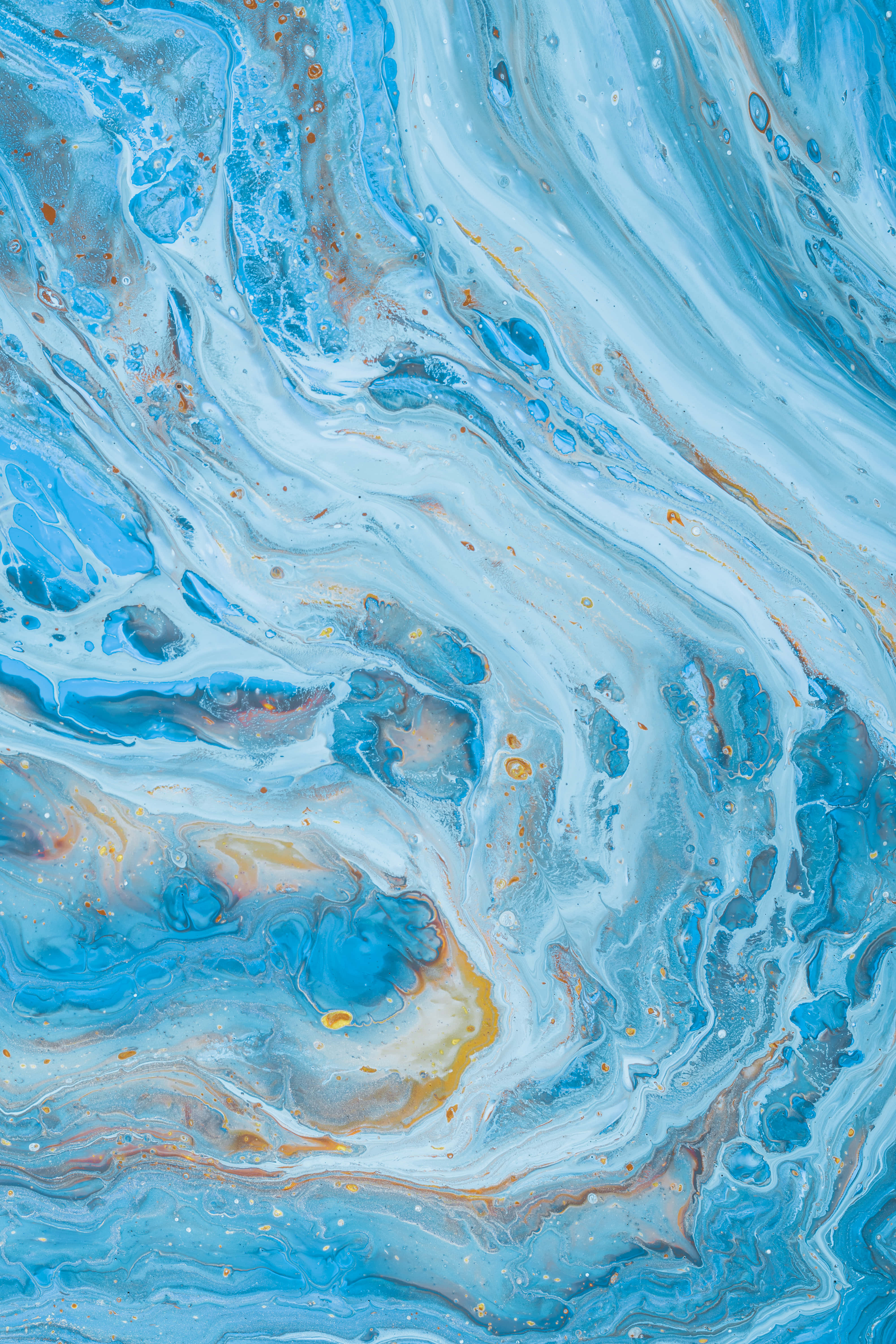Light Blue Marble 桌布 壁紙 — 充滿活力的漩渦藍色、白色和金色，形成流動的抽象繪畫圖案，帶有有機流動的紋理。