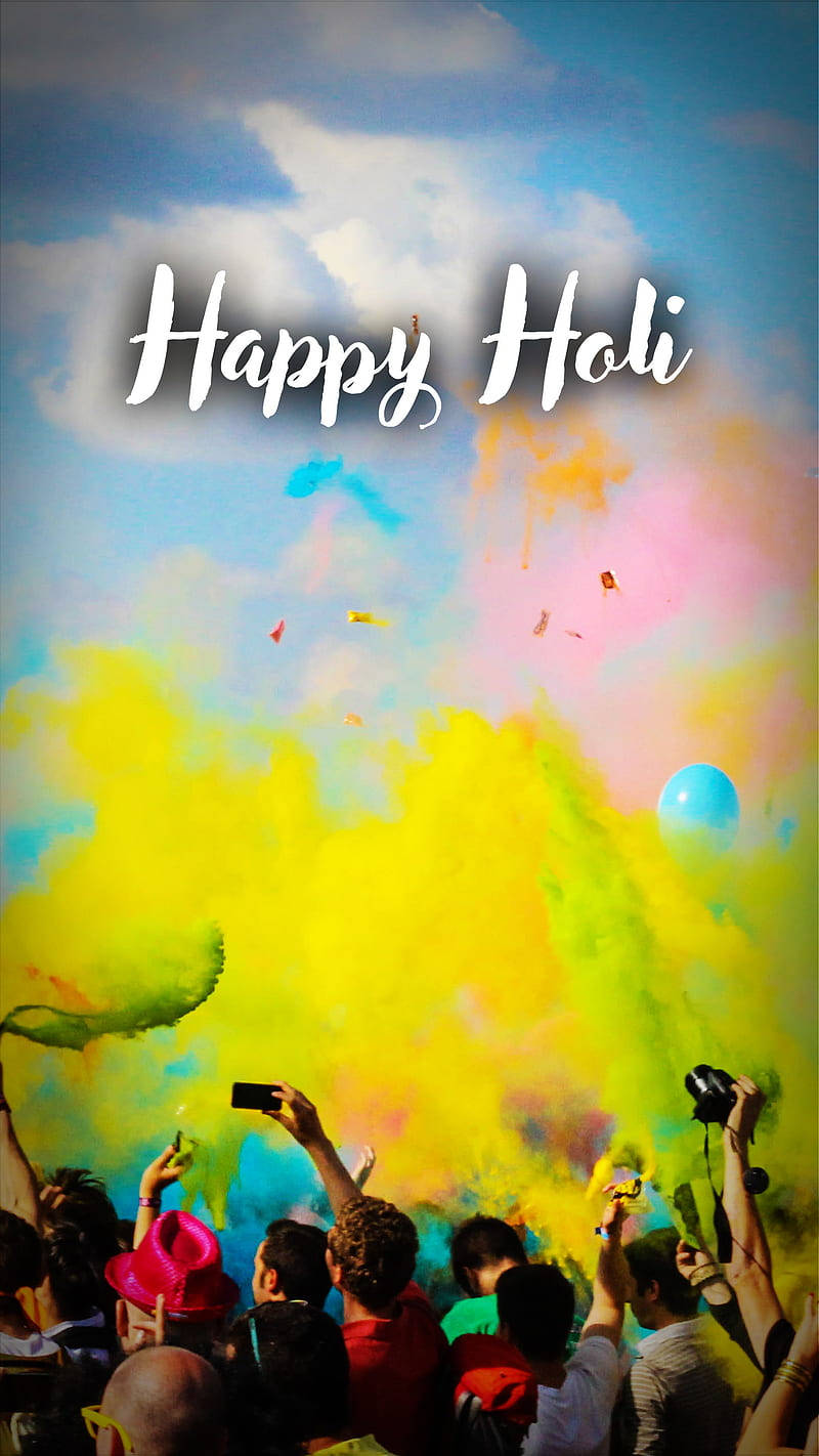 Holi 桌布 壁紙 — 充滿活力的灑紅節場景，人們將彩色粉末拋向明亮的藍天。