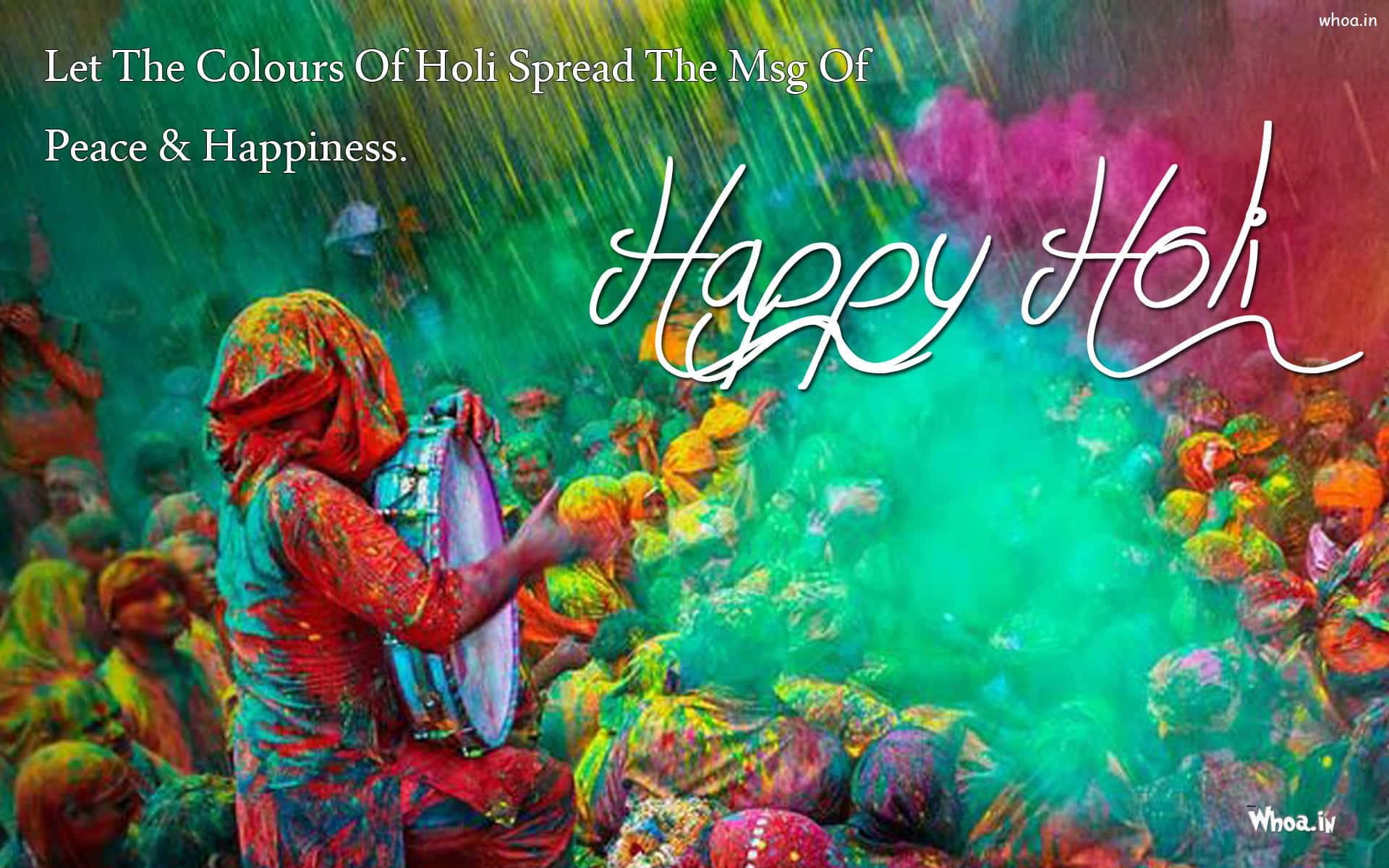 Holi 桌布 壁紙 — 充滿活力的灑紅節場景，人們身上覆蓋著彩色粉末，在彩虹般的色彩下跳舞和打鼓。