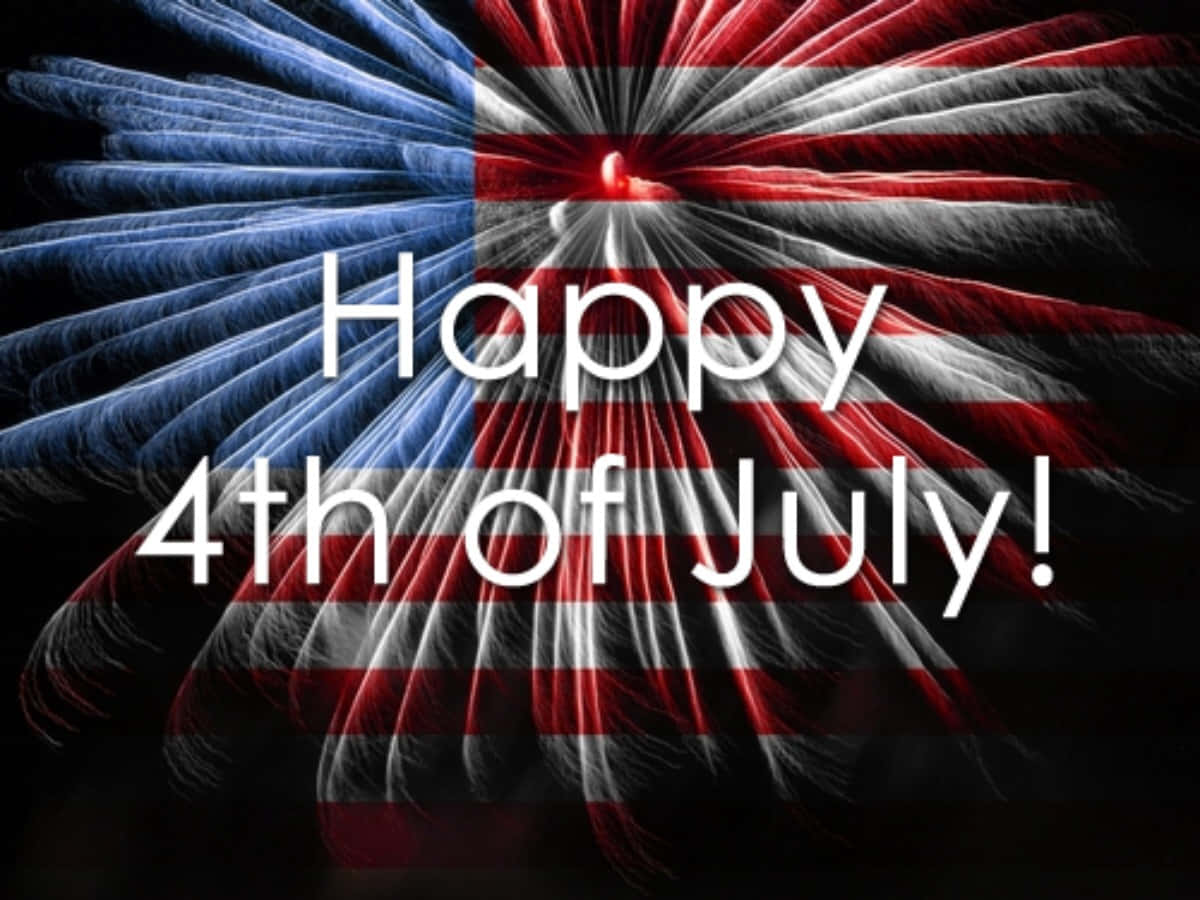 Happy Fourth Of July 桌布 壁紙 — 充滿活力的煙火以紅、白、藍色爆炸，形成一面愛國旗幟，並以粗體文字慶祝7月4日。