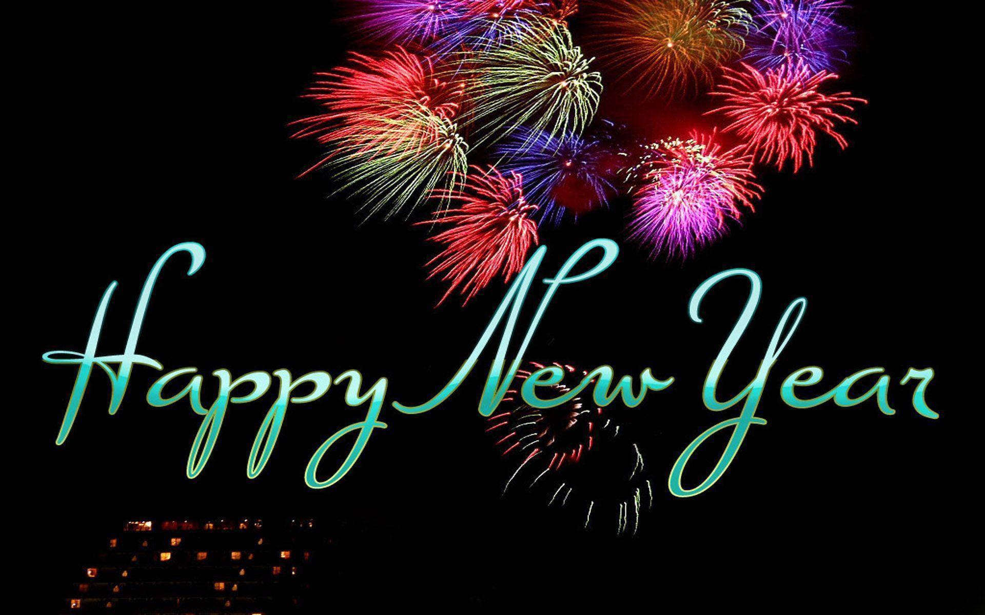 New 桌布 壁紙 — 充滿活力的煙火在城市天際線上空綻放，發光的「Happy New Year」文字照亮了夜空。