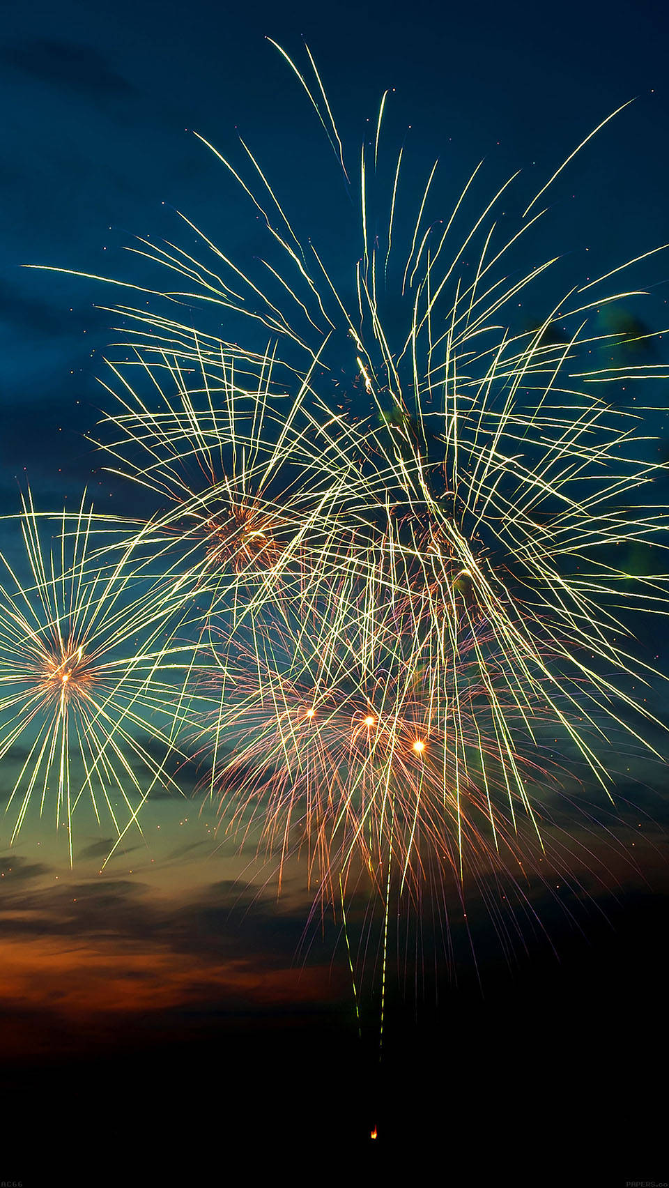 Fireworks 桌布 壁紙 — 充滿活力的煙火在帶有烏雲的暮色天空中爆炸成綠色和橙色的條紋。