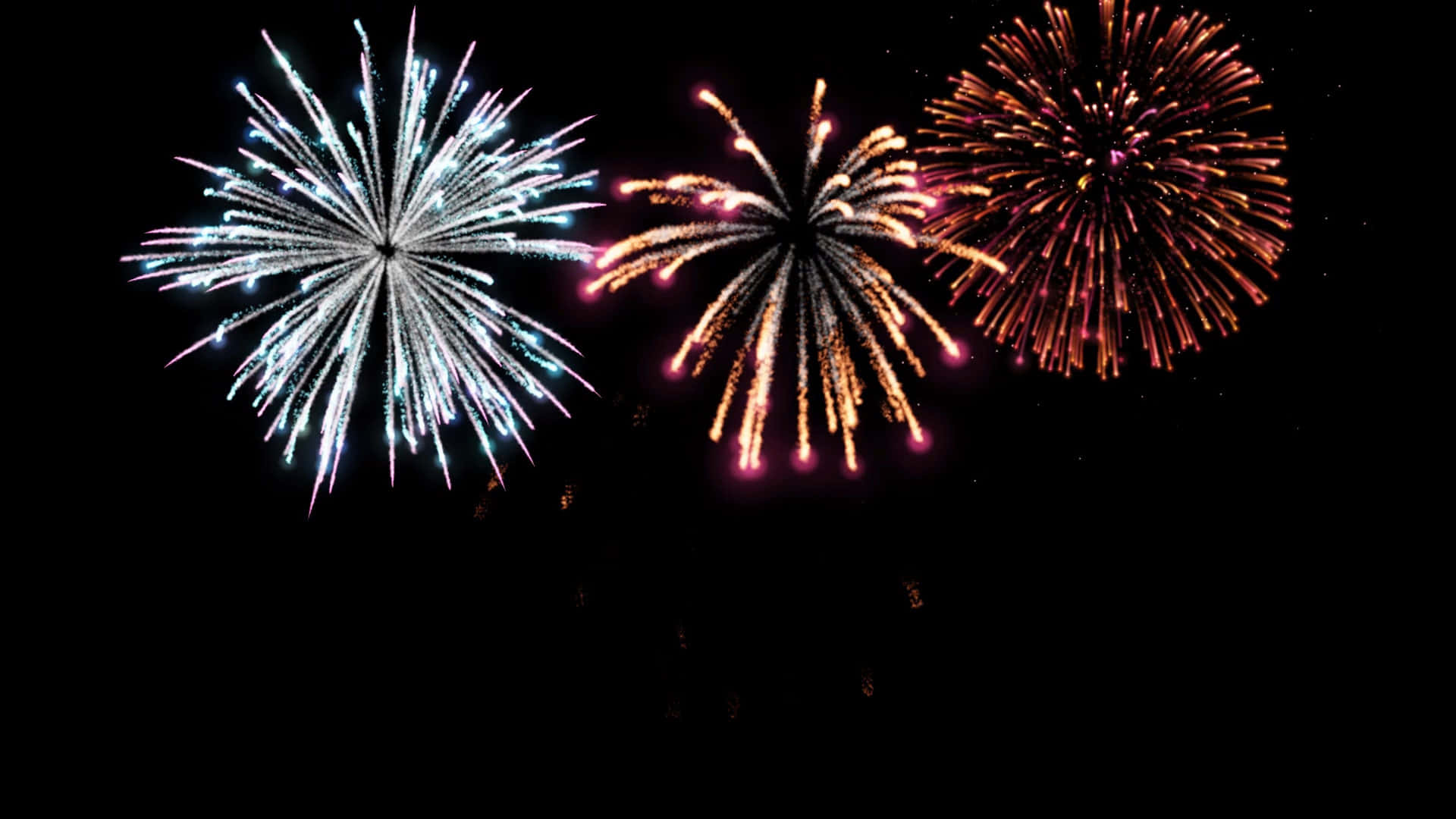 firework 桌布 壁紙 — 充滿活力的煙火在漆黑的夜空中綻放出藍色、白色、金色和紅色的燦爛光芒。