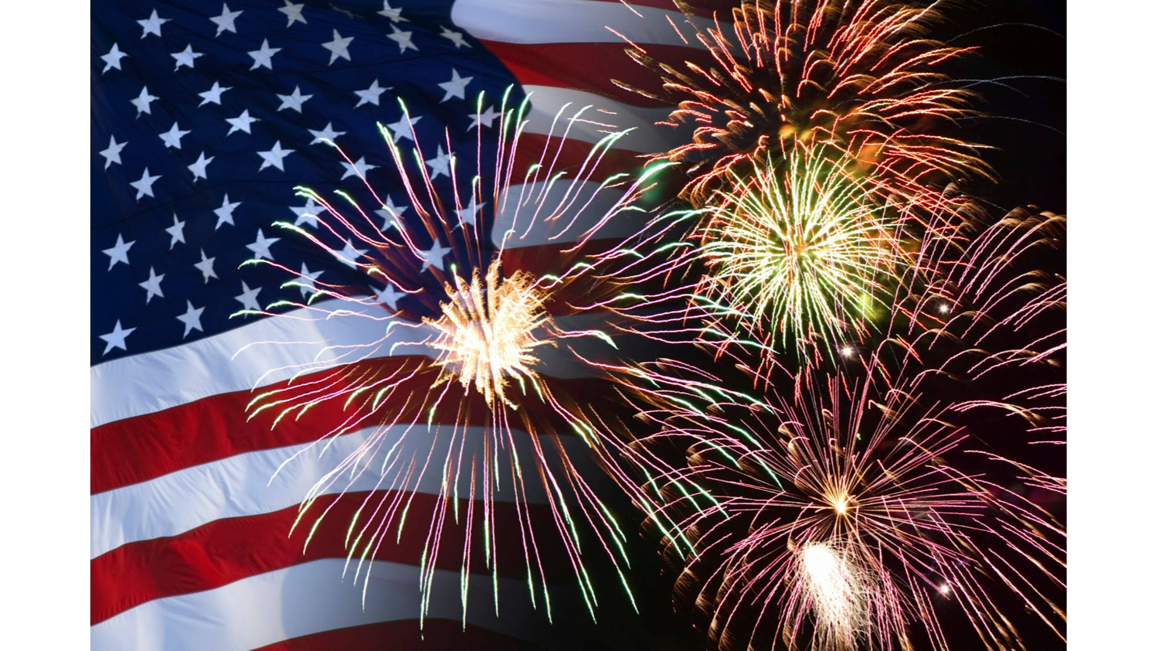 4th Of July 桌布 壁紙 — 充滿活力的煙火在飄揚的美國國旗背景下於夜間爆炸，營造出愛國慶祝場景。