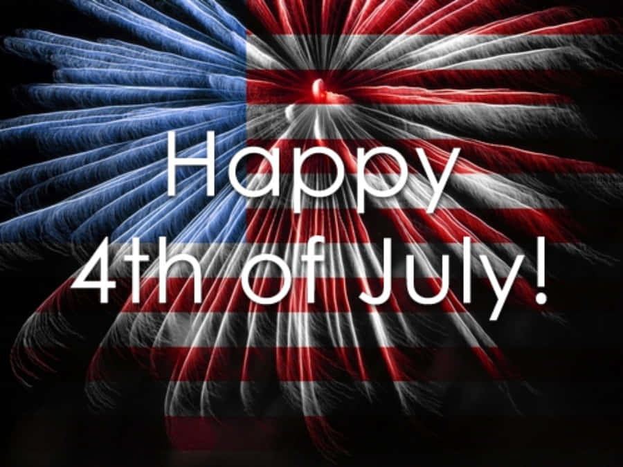 Happy Fourth Of July 桌布 壁紙 — 充滿活力的煙火在黑暗的天空中爆炸成紅、白、藍三色，形成愛國旗幟圖案，並帶有慶祝文字。