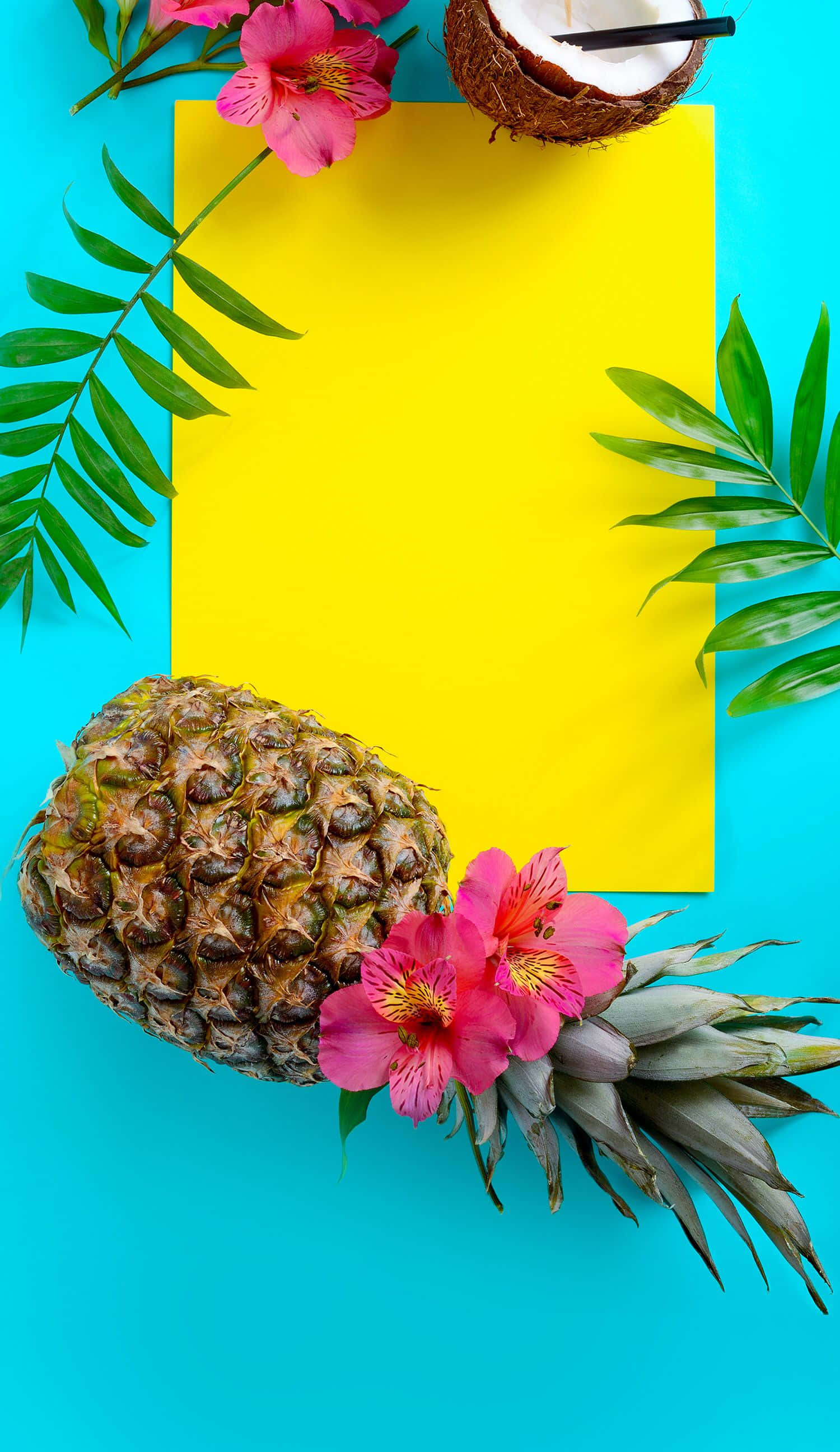 Trendy Summer iPhone 桌布 壁紙 — 充滿活力的熱帶平鋪構圖，以鳳梨、粉紅花朵、椰子和棕櫚葉圍繞著綠松石背景上的黃色卡片。