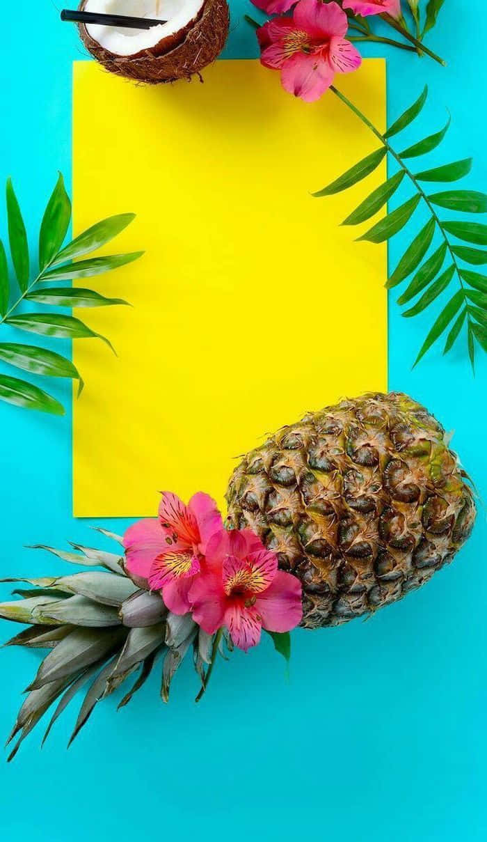 Summer iPhone 桌布 壁紙 — 充滿活力的熱帶平鋪構圖，包含鳳梨、粉紅花朵和椰子，置於大膽的黃色和藍綠色背景上。