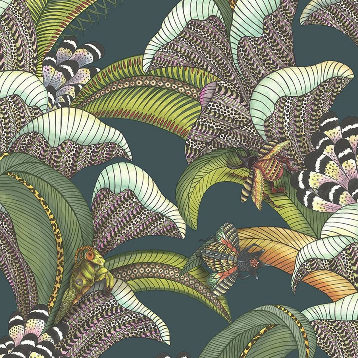 Viridian 桌布 壁紙 — 充滿活力的熱帶樹葉和昆蟲插圖，以複雜的圖案呈現在深藍綠色背景上。