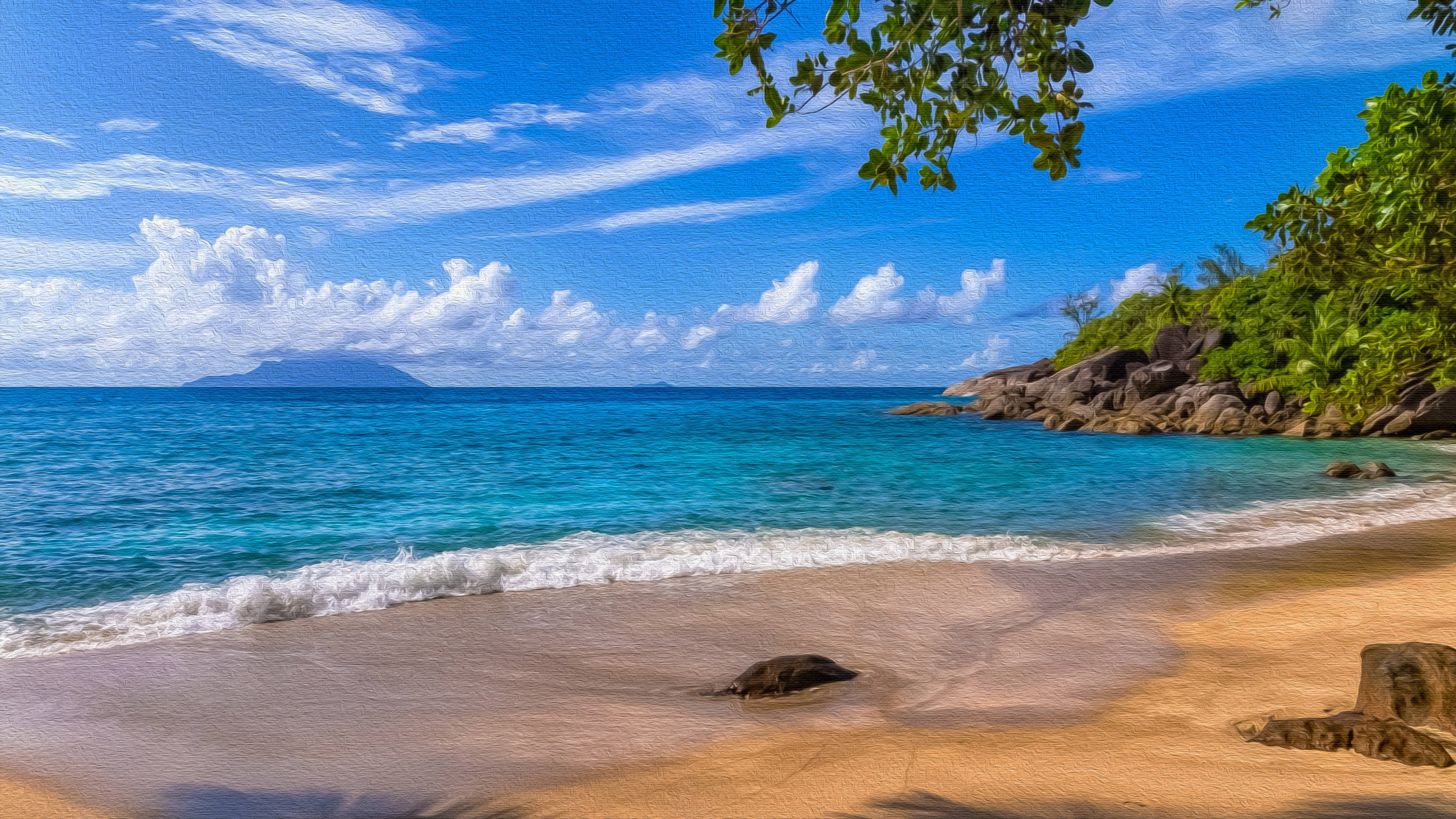 Seychelles 桌布 壁紙 — 充滿活力的熱帶海灘，碧綠的海浪拍打著金色的沙灘，明亮的藍天下飄著蓬鬆的白雲。
