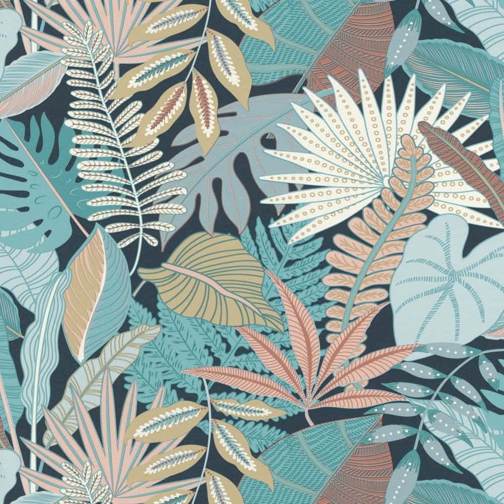 Palm Leaves 桌布 壁紙 — 充滿活力的熱帶葉子，以青綠色、桃色和金色重疊在深海軍藍背景上，形成重複圖案。