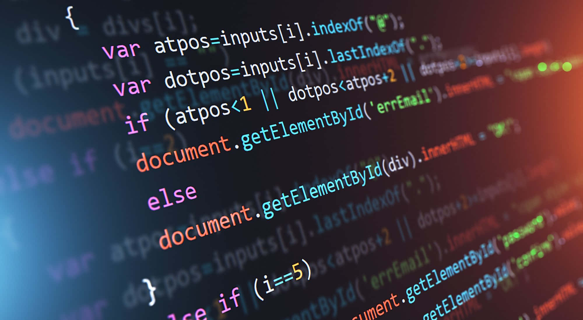 程式碼 桌布 壁紙 — 充滿活力的發光JavaScript程式碼線條在帶有溫暖漸變光芒的黑暗螢幕上漂浮。