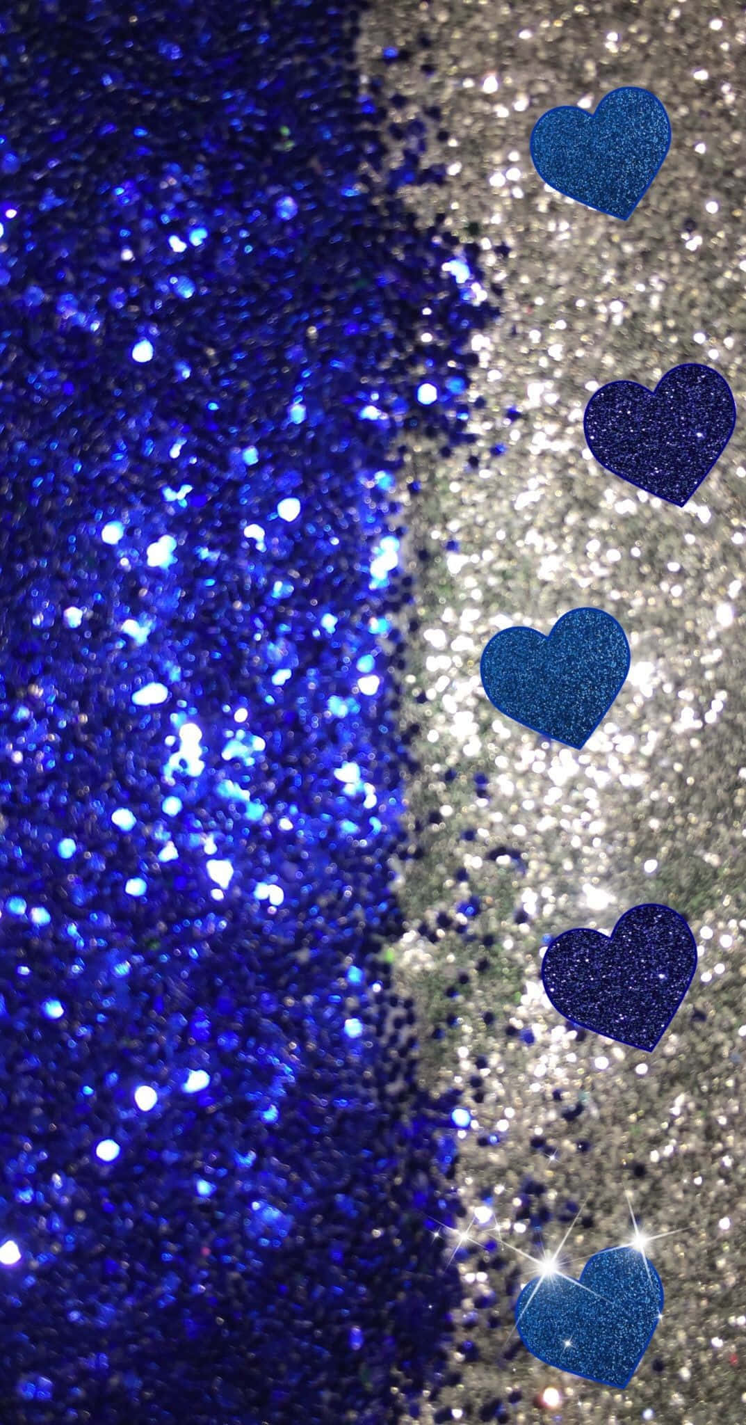 Blue Glitter 桌布 壁紙 — 充滿活力的皇家藍和銀色閃粉分割，四個深藍色心形對角線下降。