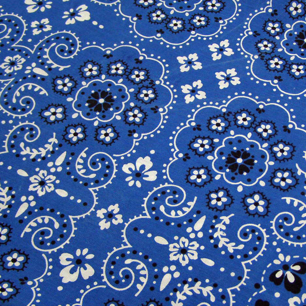 bandana 桌布 壁紙 — 充滿活力的皇家藍色布料，飾有複雜的白色和黑色佩斯利花卉圖案，重複的華麗設計。