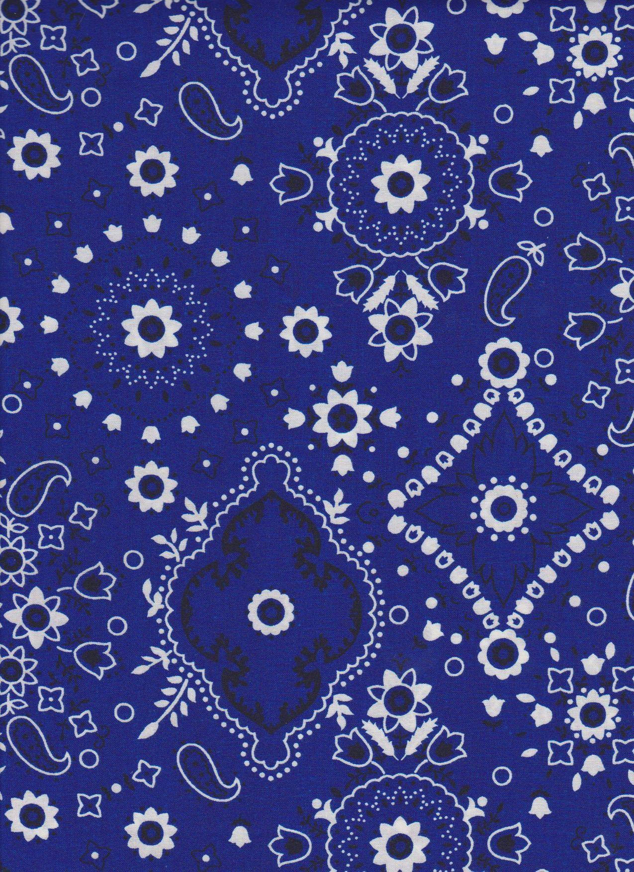 bandana 桌布 壁紙 — 充滿活力的皇家藍色布料，飾有複雜的白色佩斯利花朵和幾何圖案。