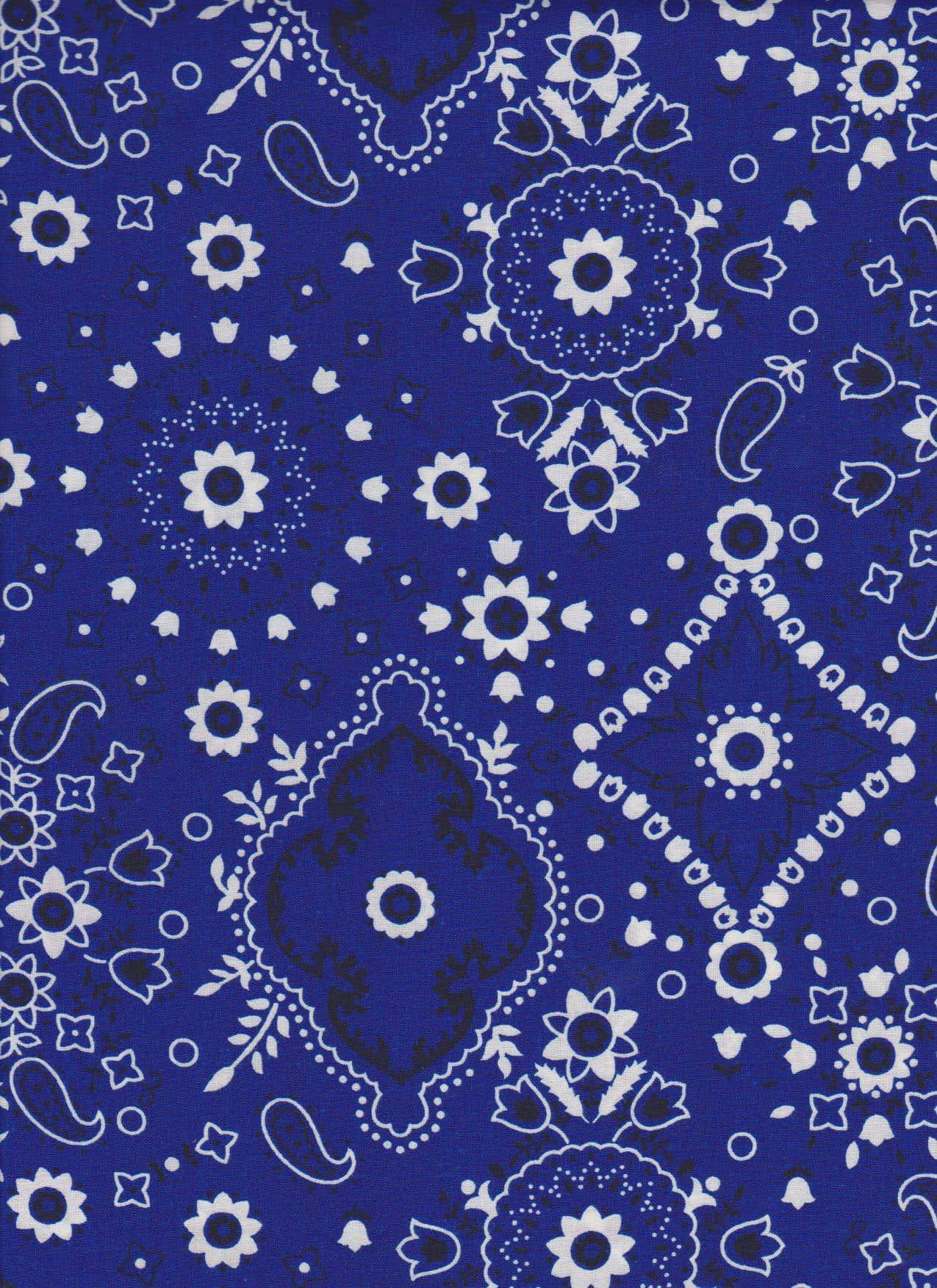 bandana 桌布 壁紙 — 充滿活力的皇家藍色布料，飾有複雜的白色佩斯利花朵和幾何圖案。