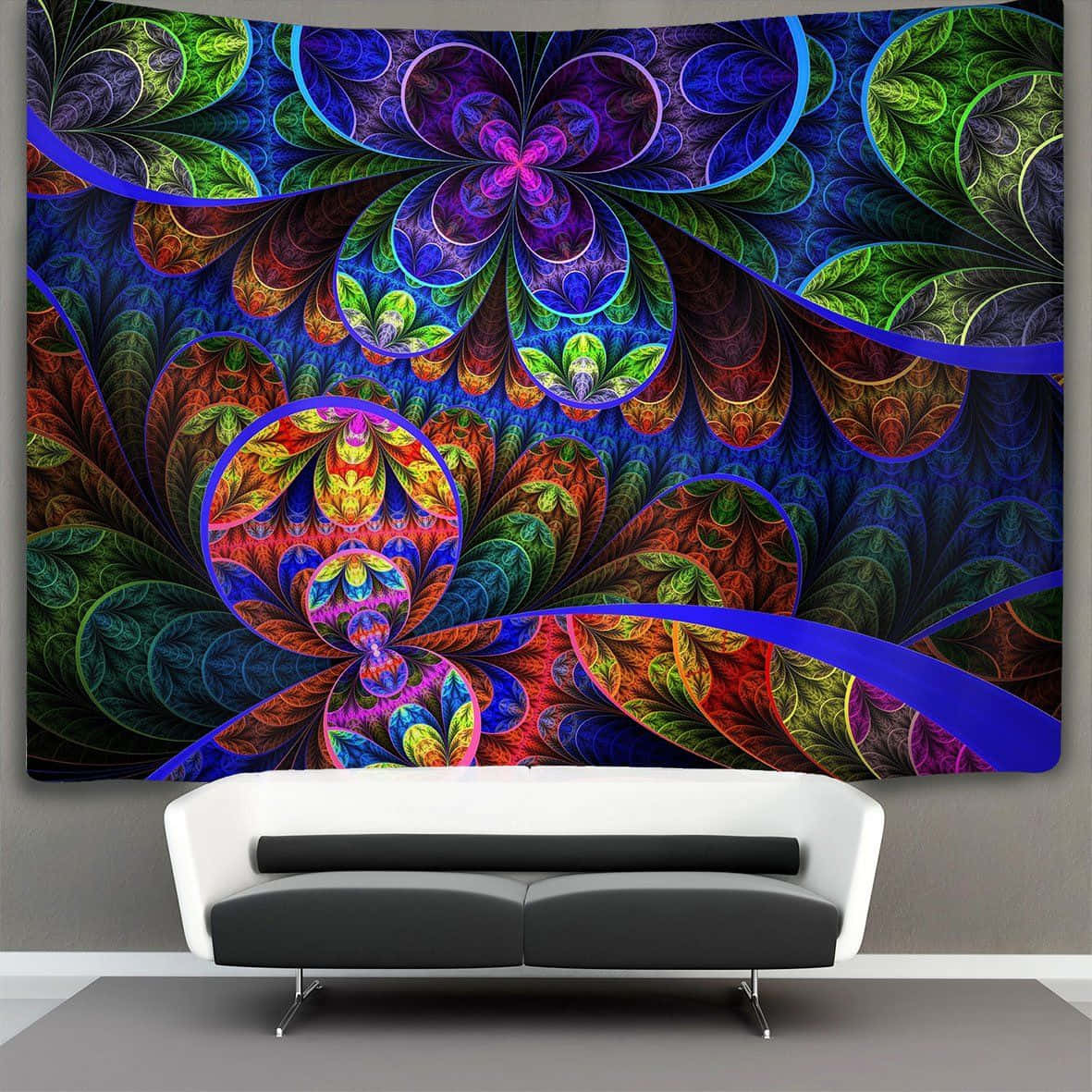 Psychedelic Weed 桌布 壁紙 — 充滿活力的碎形藝術掛毯，帶有旋轉的彩色圖案，掛在現代白色和黑色沙發後面。