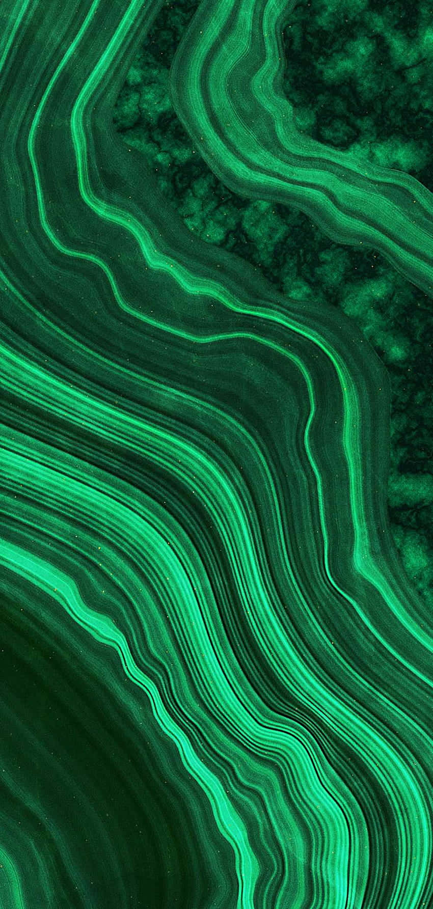 Emerald 桌布 壁紙 — 充滿活力的祖母綠色礦脈在深色石面上以流動的有機圖案旋轉。