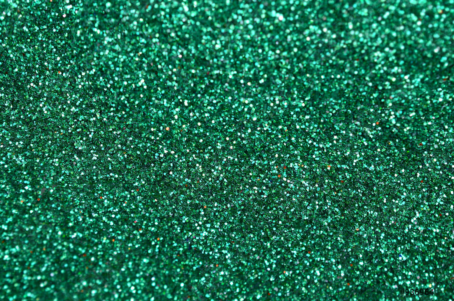 Emerald 桌布 壁紙 — 充滿活力的祖母綠閃粉特寫，帶有閃亮高光和散落的銅色斑點。