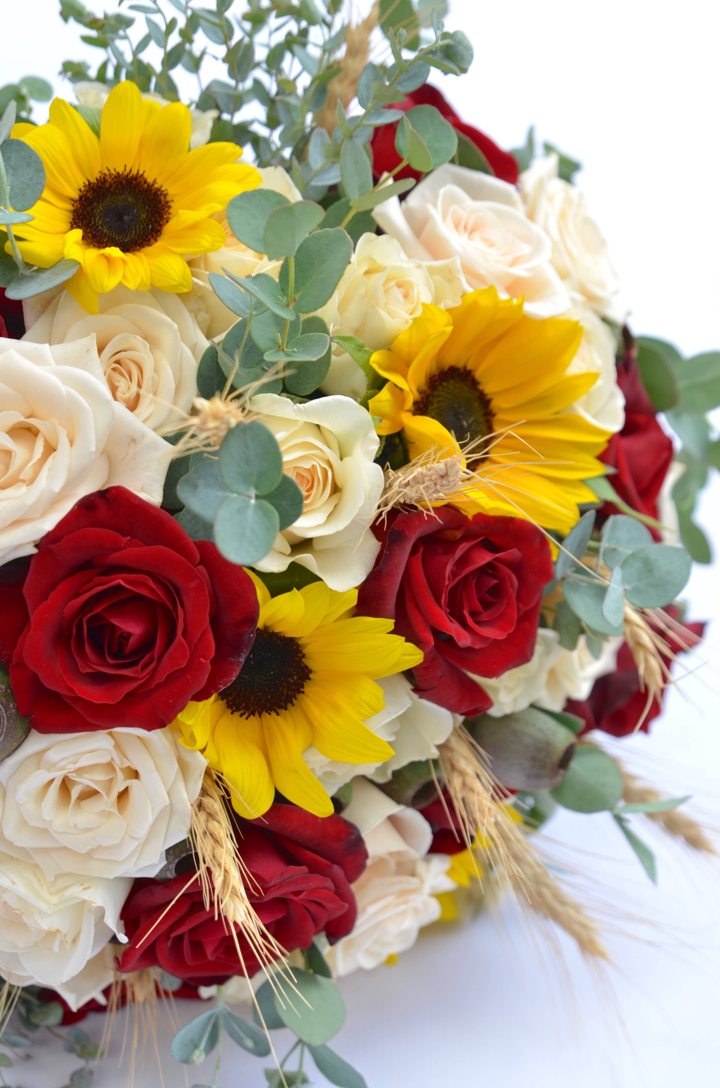 Bouquet 桌布 壁紙 — 充滿活力的秋季花束，包含紅玫瑰、奶油色玫瑰、向日葵和小麥莖，並以桉樹點綴。