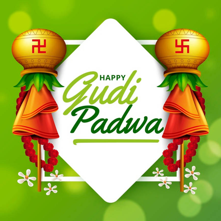 Gudi Padwa 桌布 壁紙 — 充滿活力的節日賀卡，金色古迪桿上點綴著紅花和綠葉，背景是明亮的綠色散景。