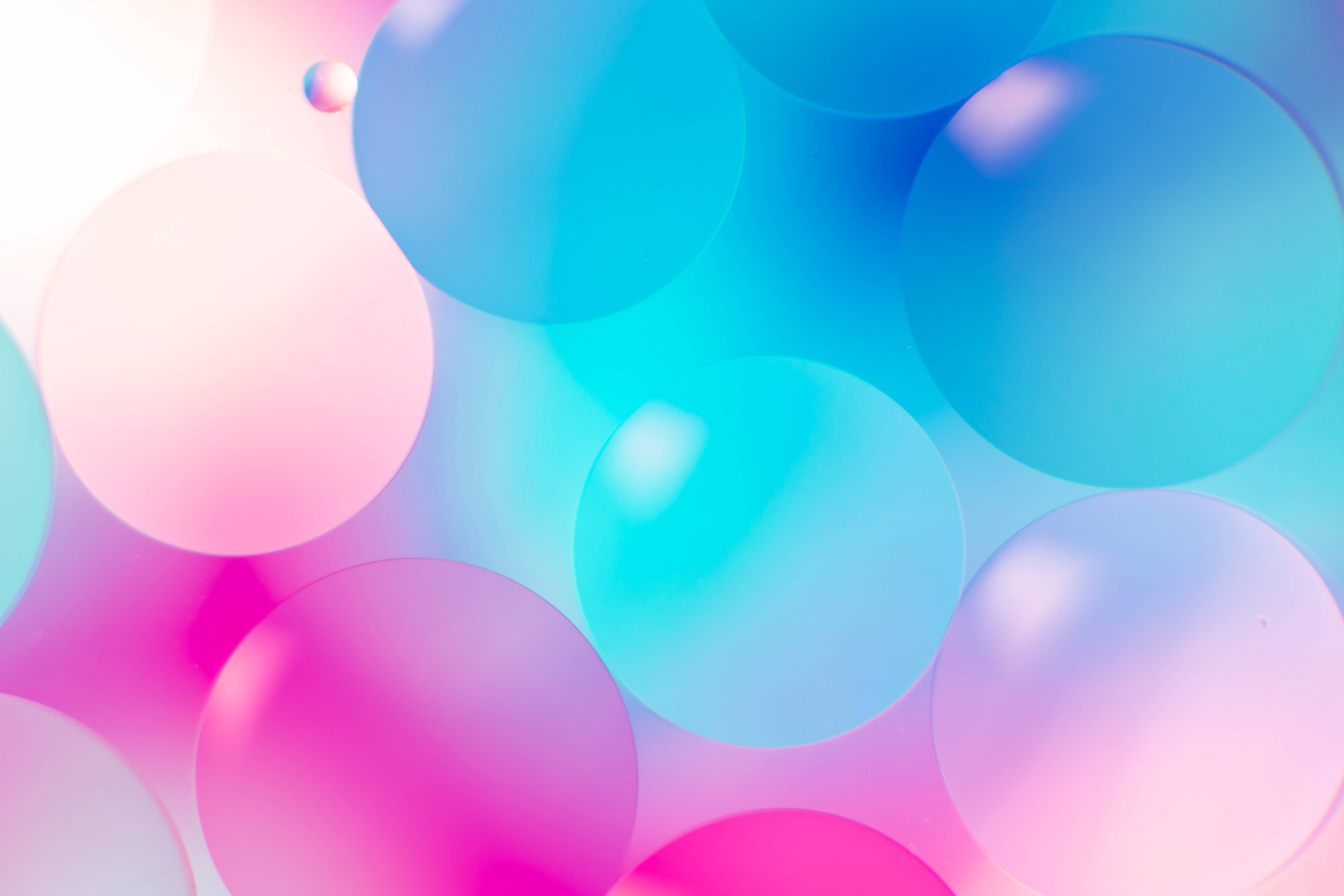 Balloon 桌布 壁紙 — 充滿活力的粉紅、藍色和青色柔和氣泡在漸變背景上輕輕漂浮。