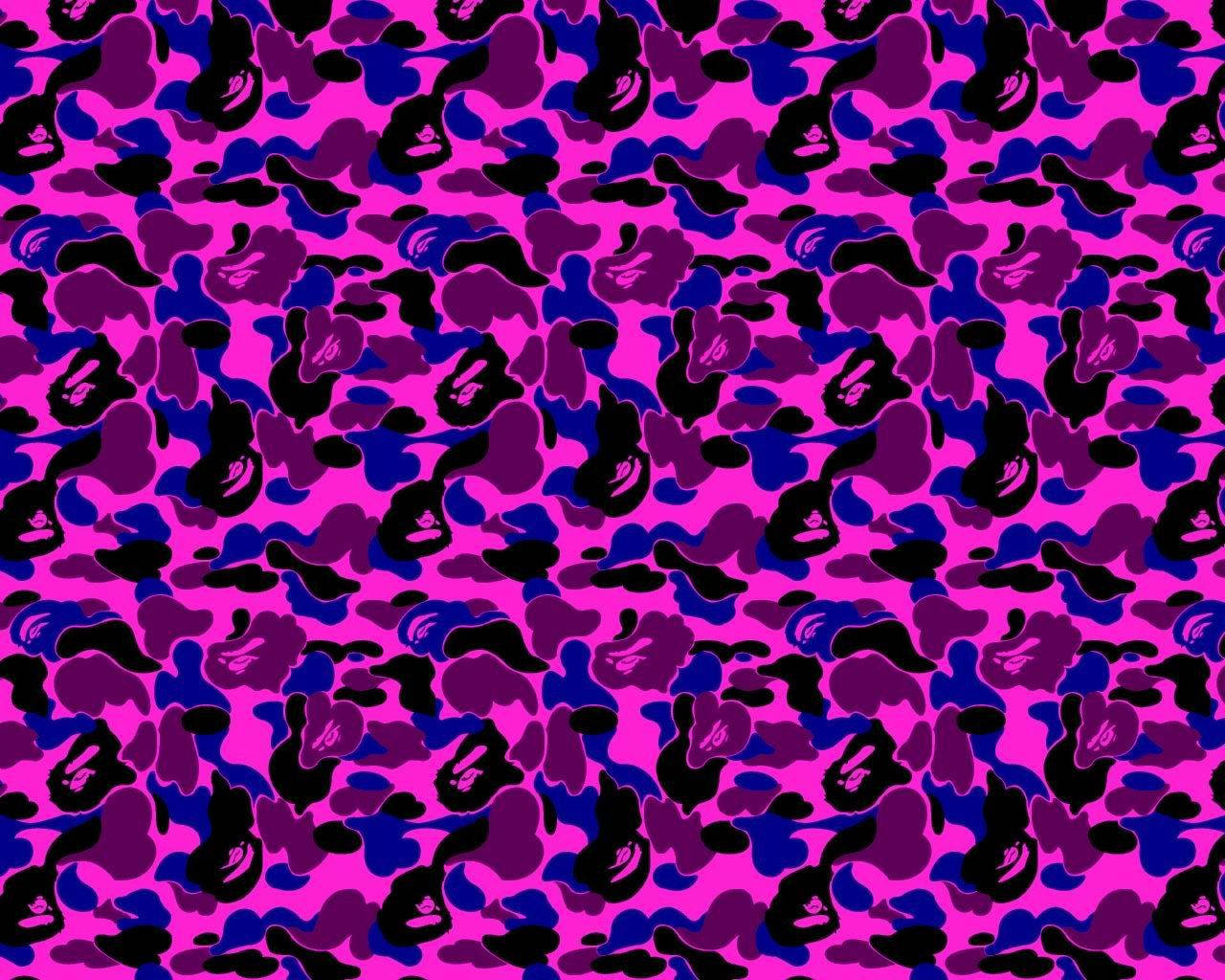 Bape 動態 桌布 壁紙 — 充滿活力的粉紅、藍色和黑色抽象迷彩圖案在整個畫面中重複。