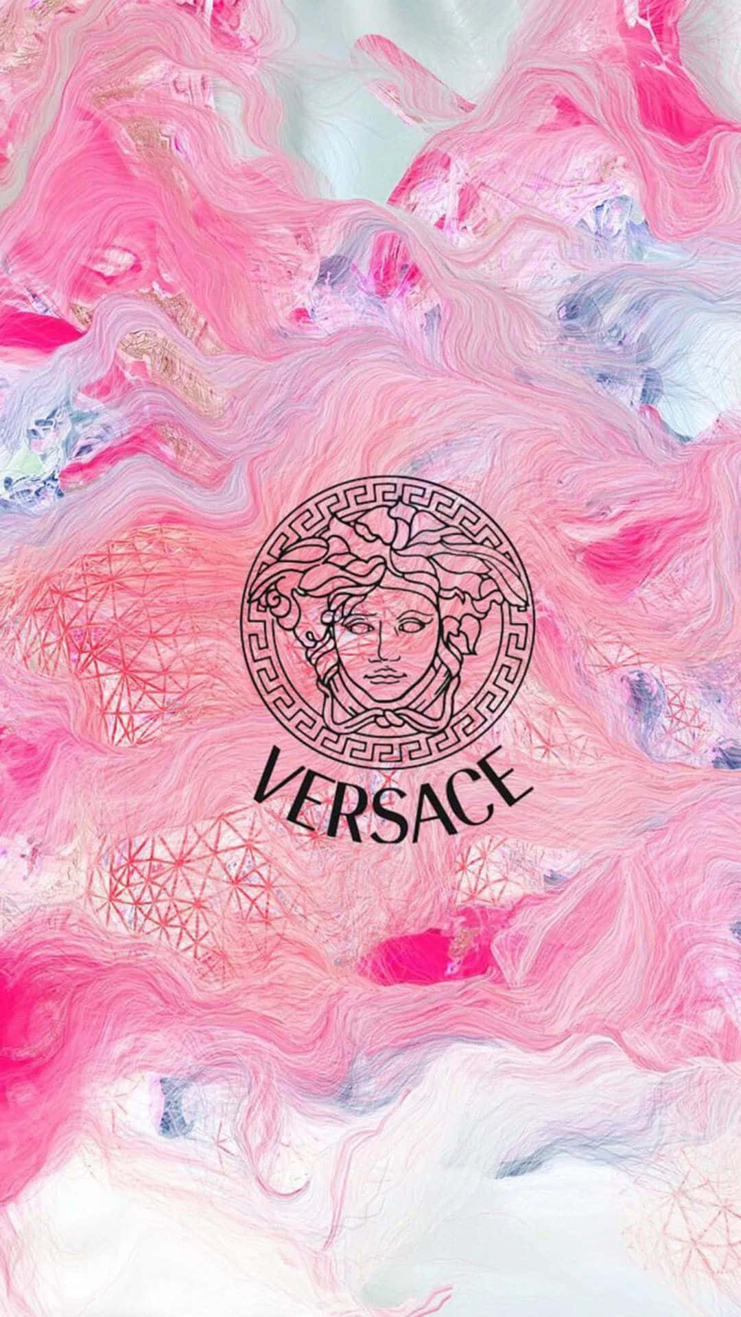 Versace iPhone 桌布 壁紙 — 充滿活力的粉紅和白色大理石紋背景，中央放置黑色 Versace Medusa 標誌。