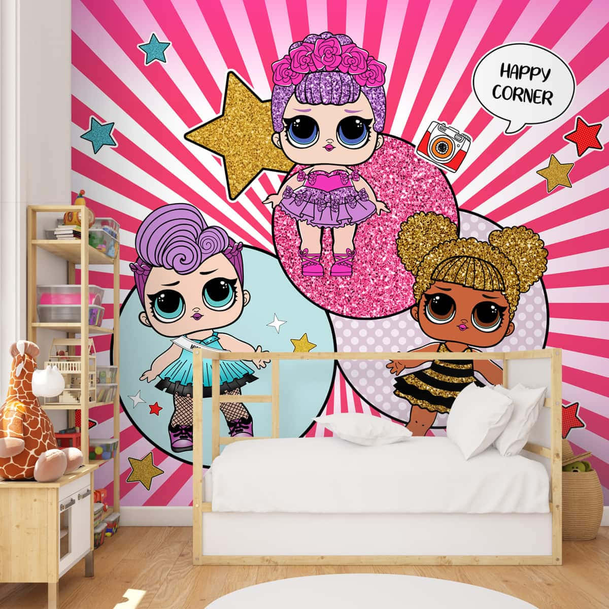 Lol Dolls 桌布 壁紙 — 充滿活力的粉紅和白色條紋壁紙，上面有三個穿著閃亮服裝的LOL Surprise公仔，帶有星星和「Happy Corner」對話框。